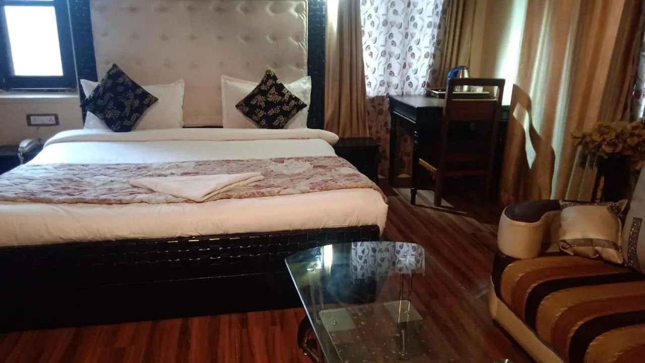 Bed in Heavenwood Heritage Hotel By Urban Inn Resorts