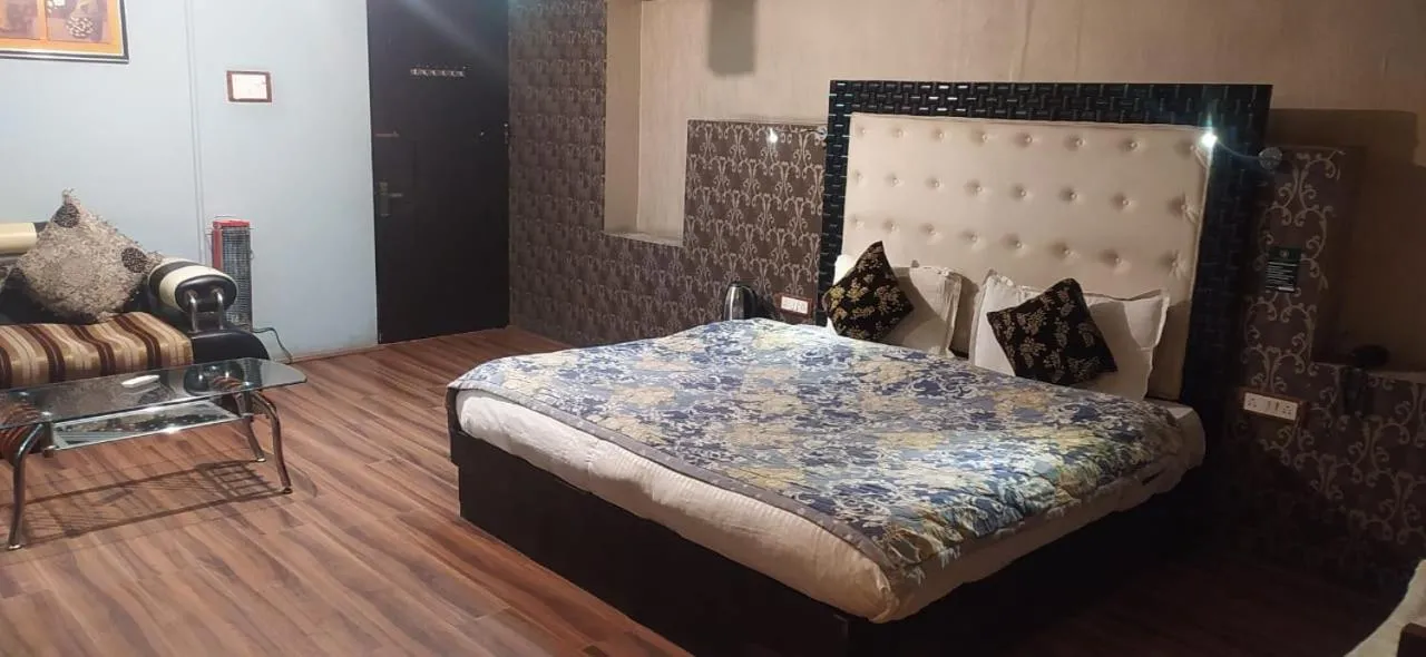 Bed in Heavenwood Heritage Hotel By Urban Inn Resorts