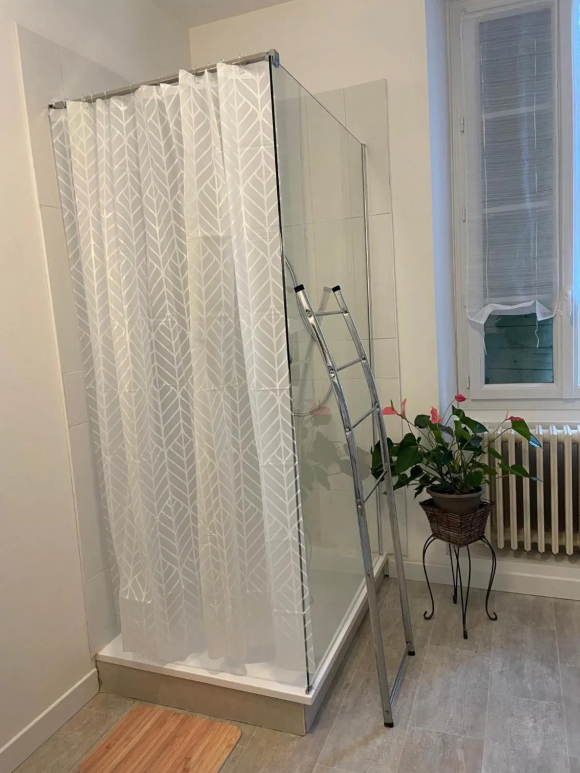 Shower in Château Cornillon