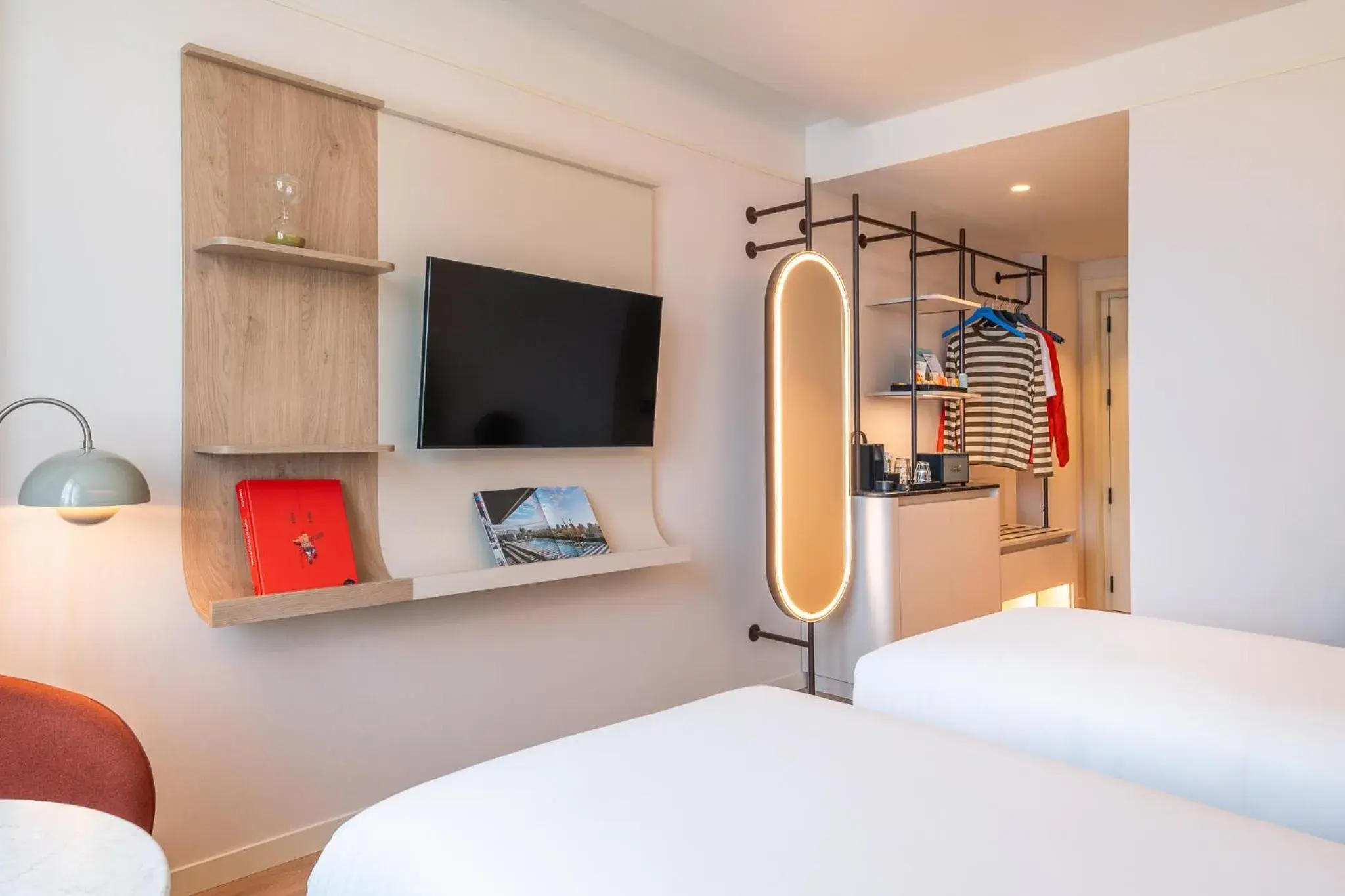 TV and multimedia, Bed in The Social Hub Amsterdam City TV and multimedia, Bed in The Social Hub Amsterdam City