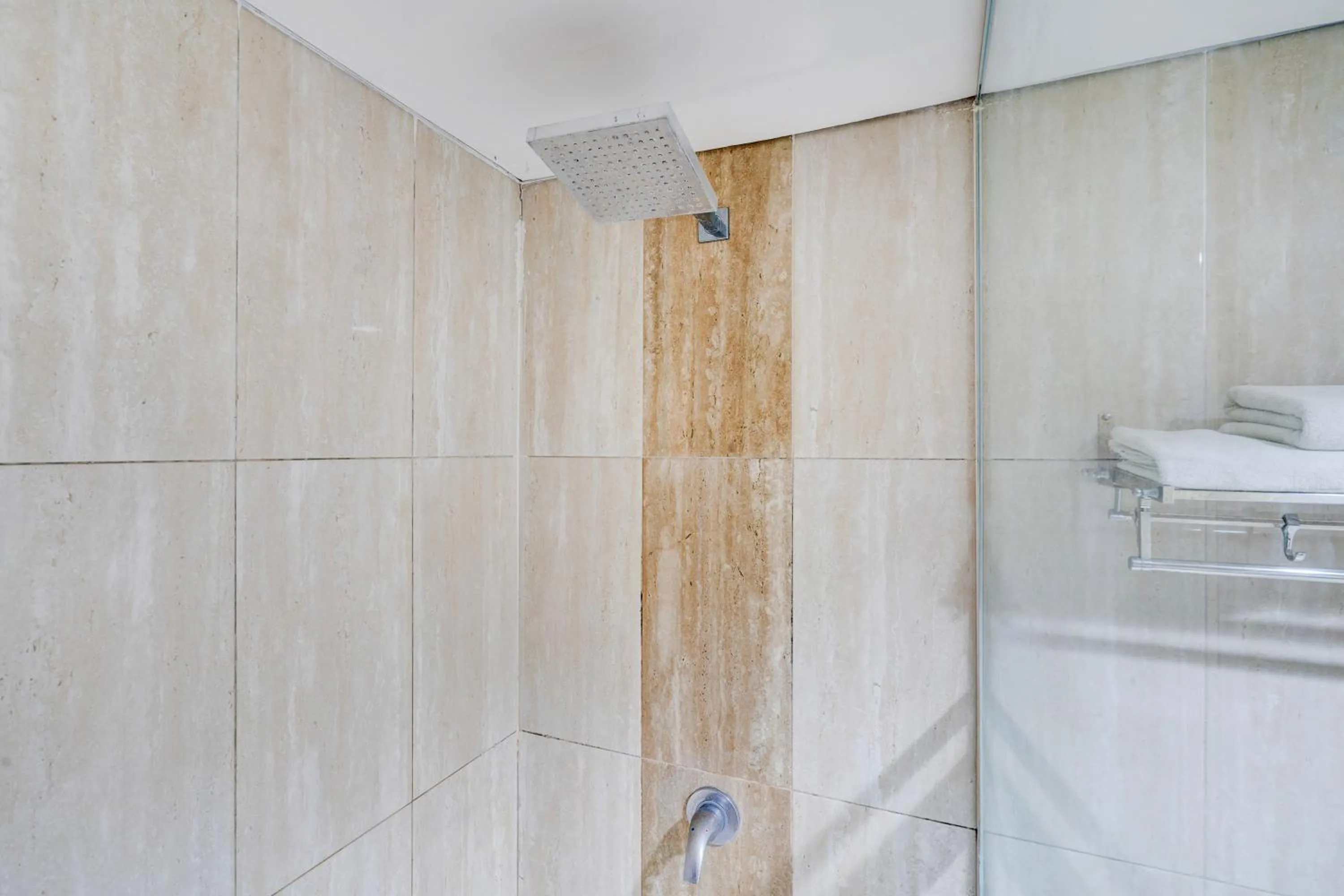 Bathroom in Dancenter Promenade Near Cihampelas Walk