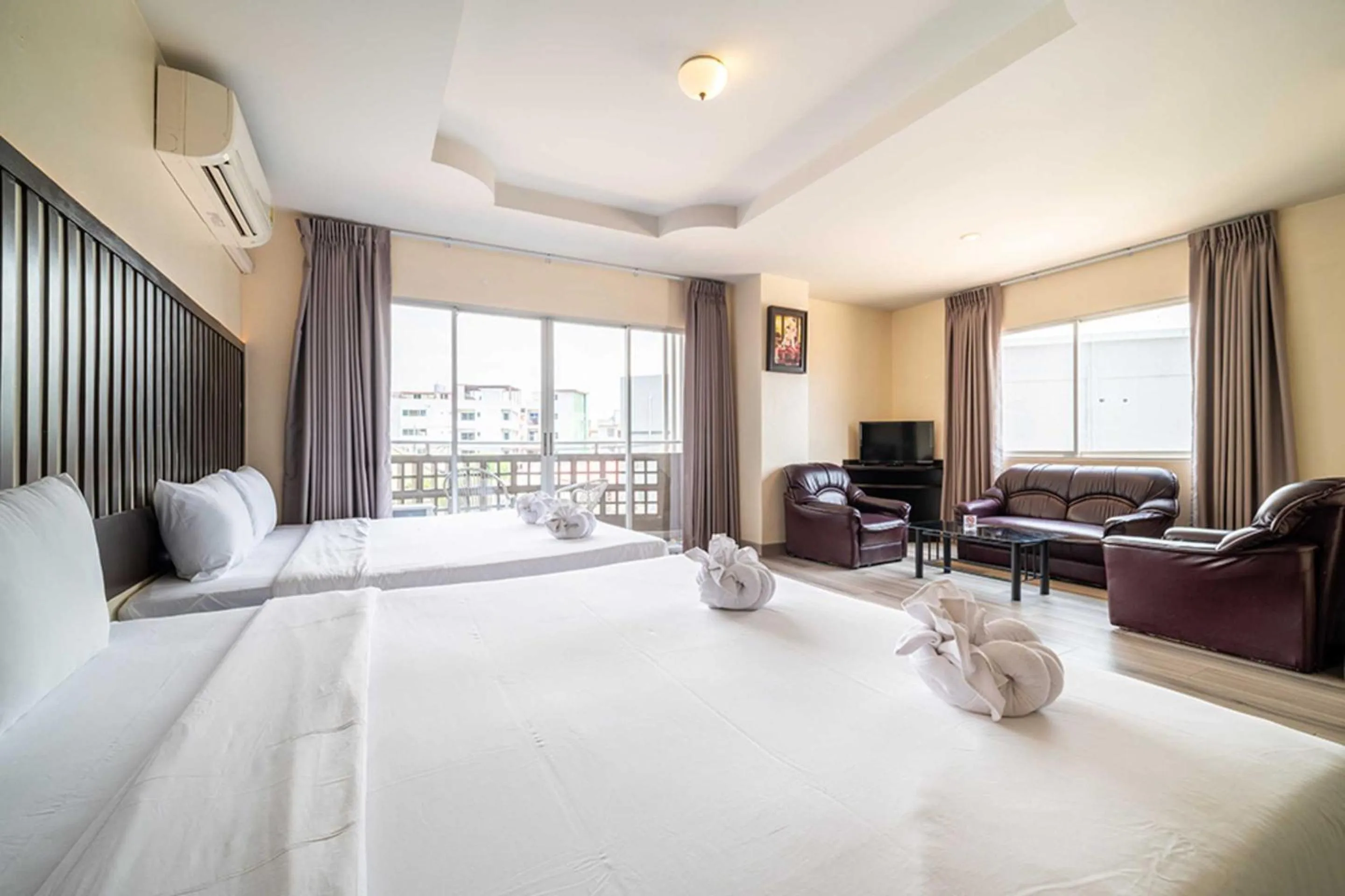 Bedroom, Bed in Dancenter Luxury Underwater World Pattaya