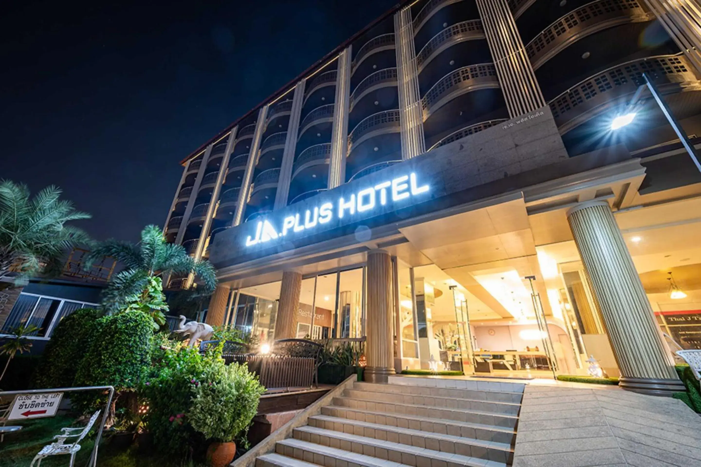 Property building in Dancenter Luxury Underwater World Pattaya Property building in Dancenter Luxury Underwater World Pattaya