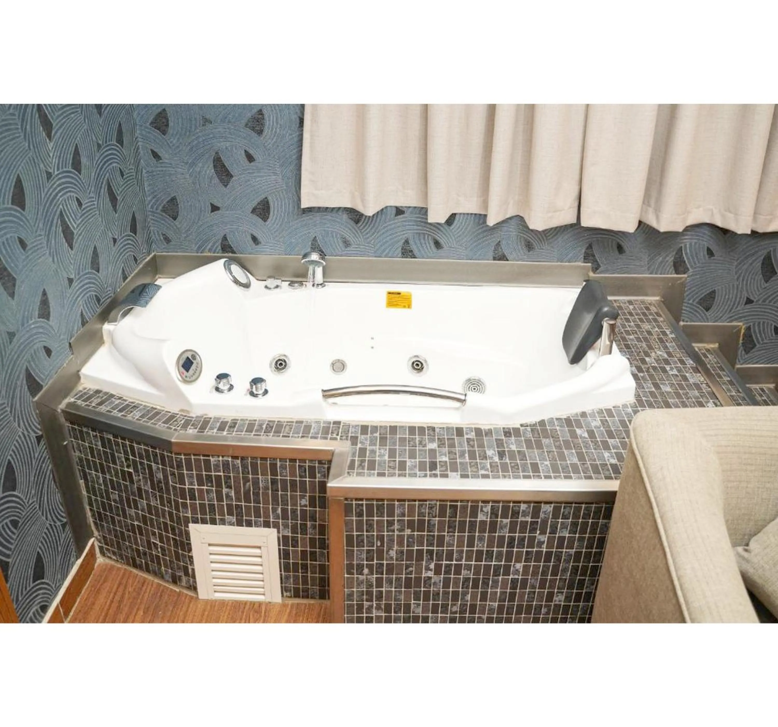 Bath in Palette Luxury Credi Hotel