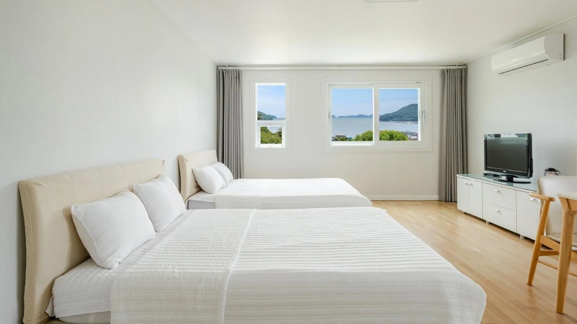 Property building, Bed in Geoje Joeunde Pension