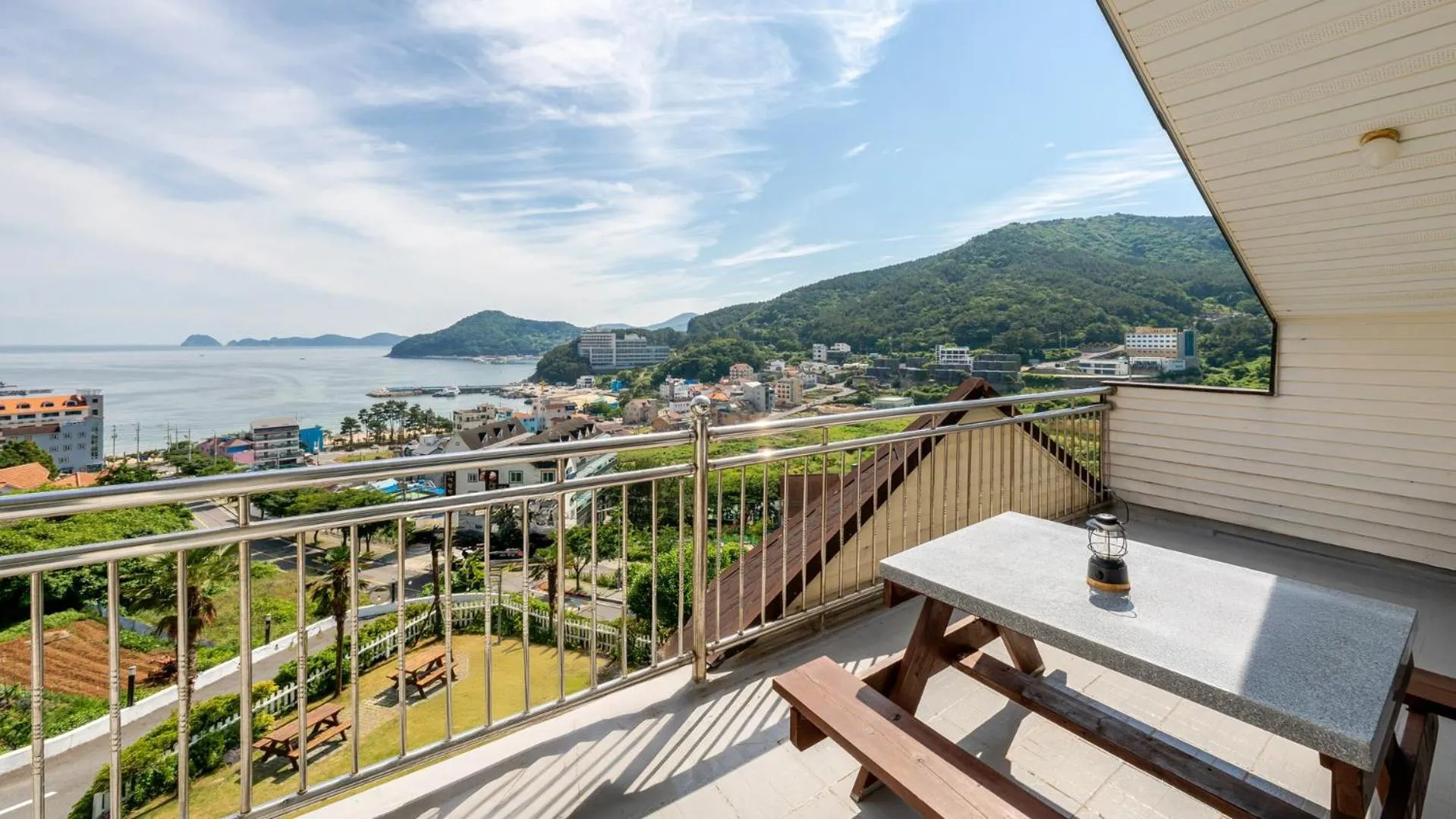 Property building in Geoje Joeunde Pension