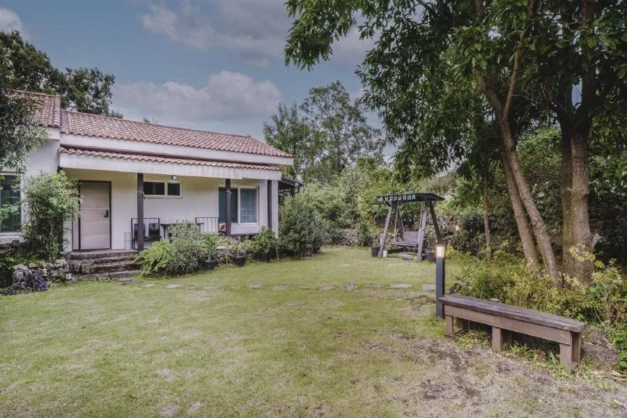 Property building in Jeju Supgol dokchae Pension