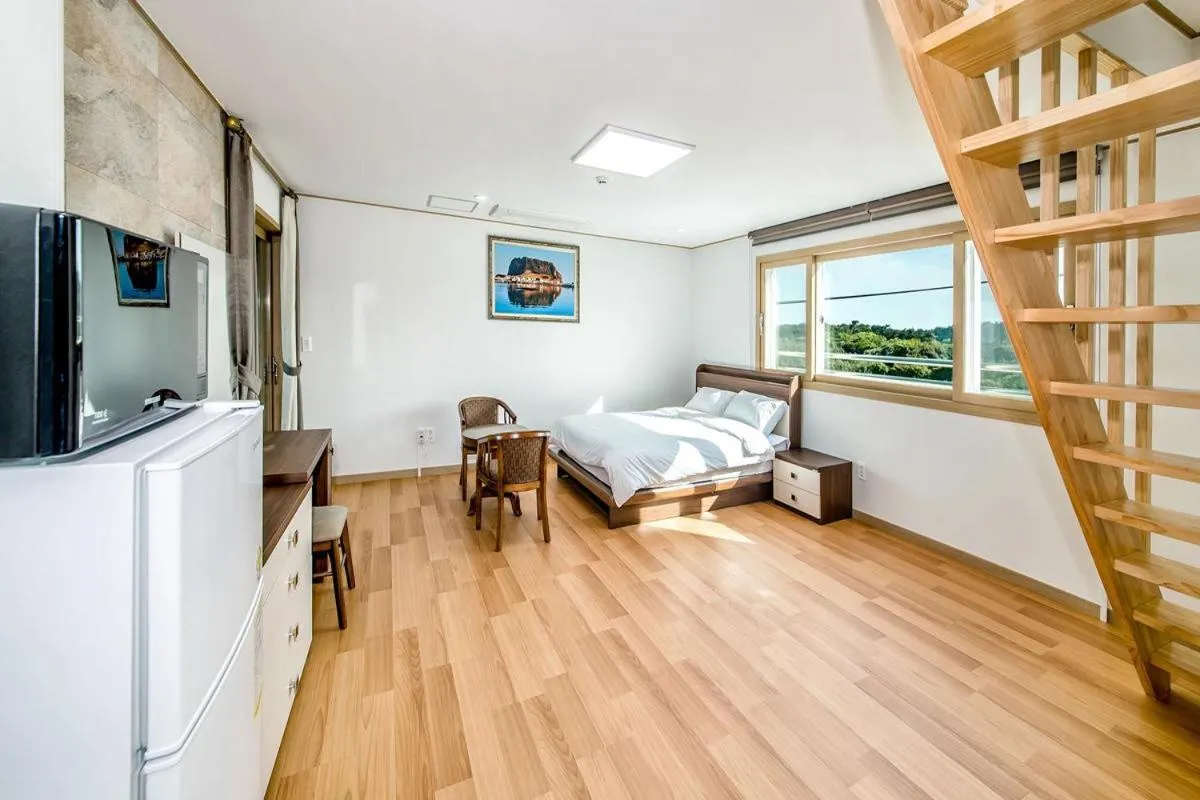Property building, Bed in Seogwipo Gaetkeusi Pension
