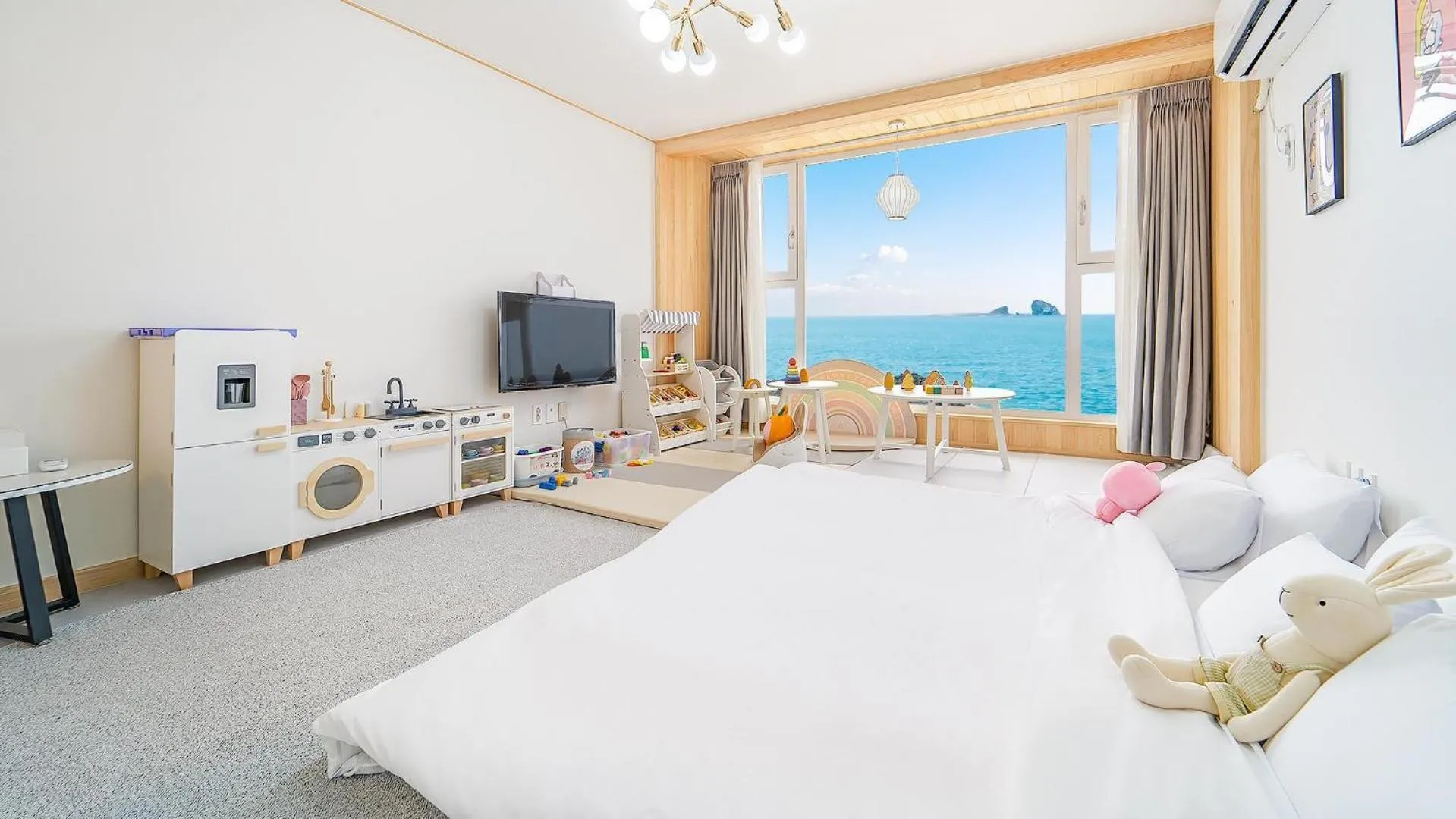 Property building, Bed in Jeju Kidsgajok badatgahauseu