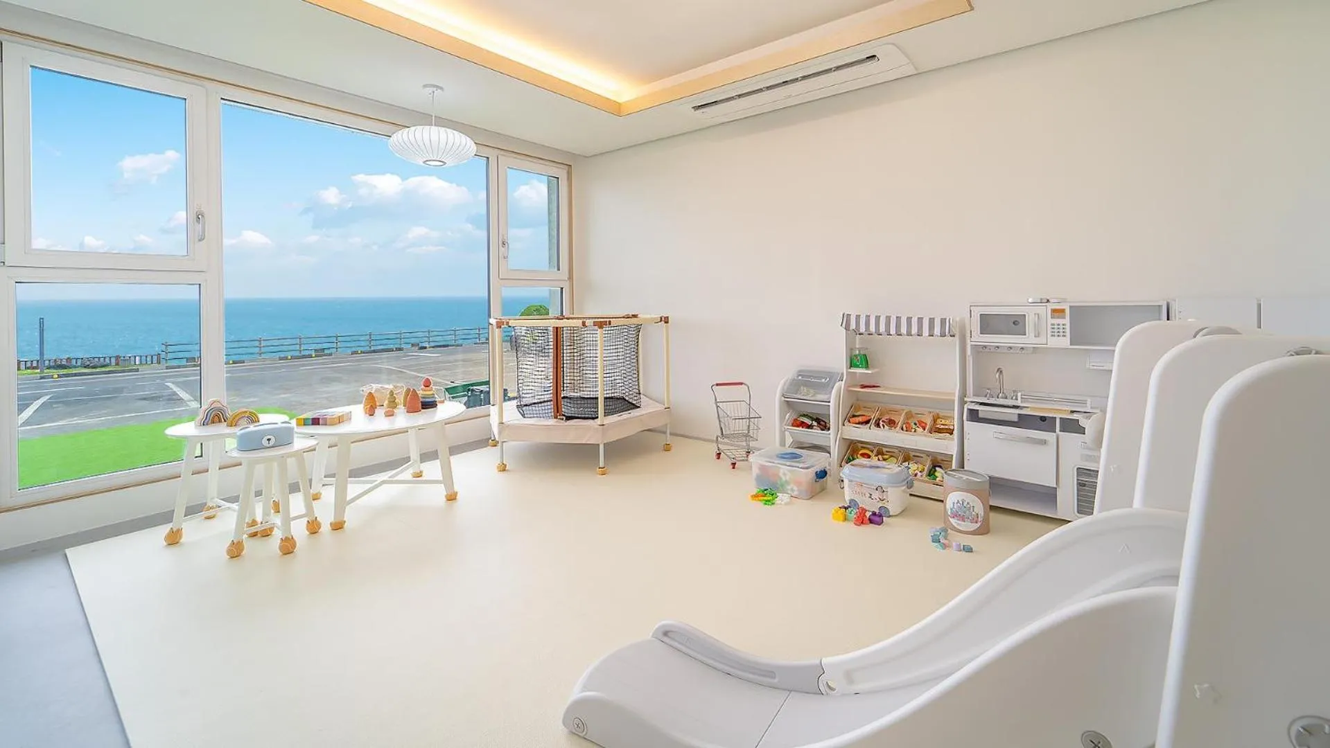 Photo of the whole room in Jeju Kidsgajok badatgahauseu