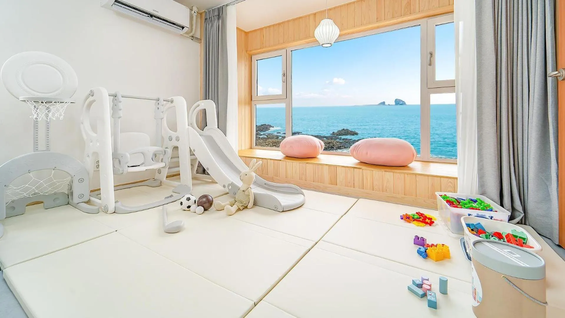 Property building in Jeju Kidsgajok badatgahauseu