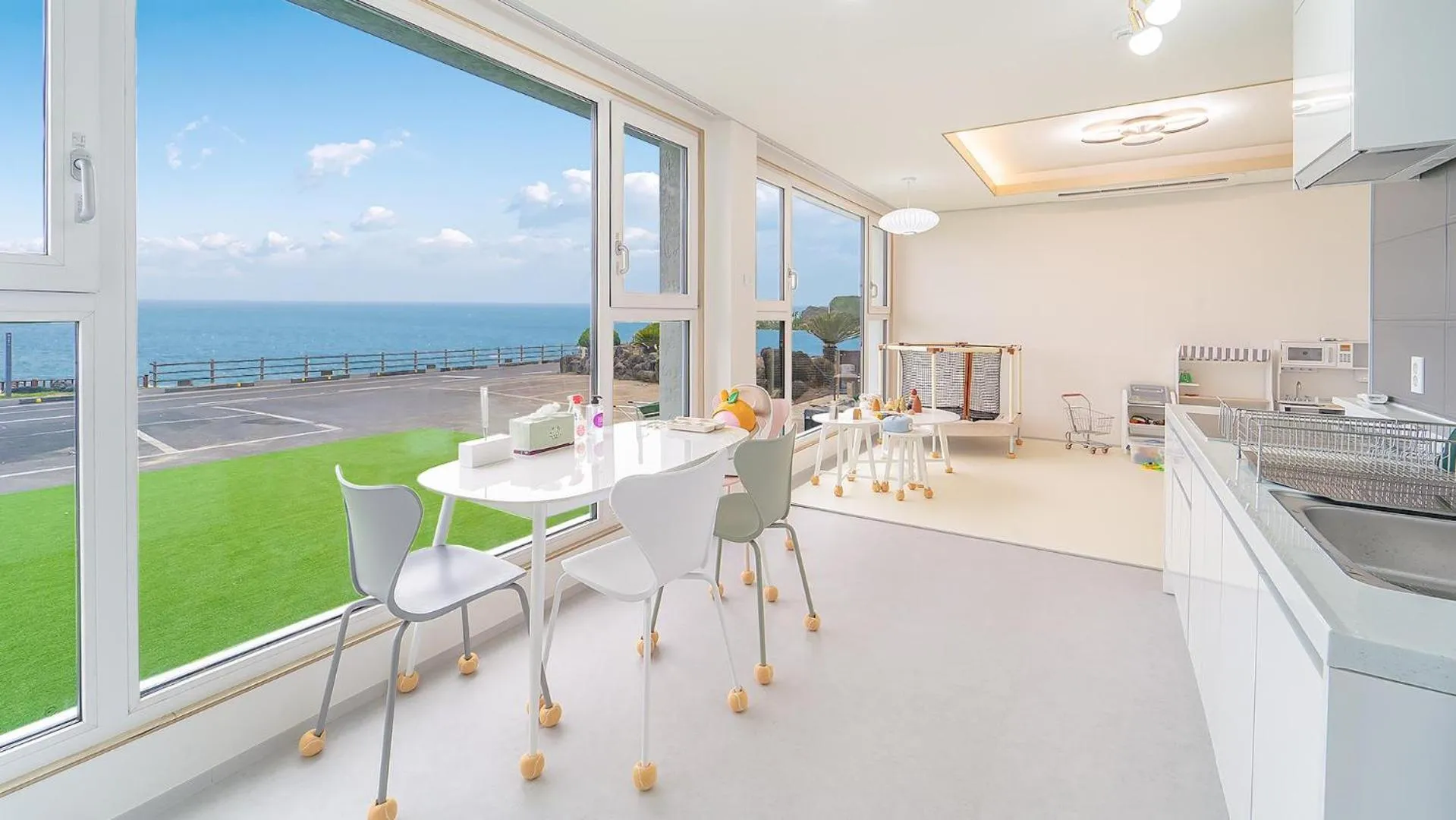 Photo of the whole room in Jeju Kidsgajok badatgahauseu