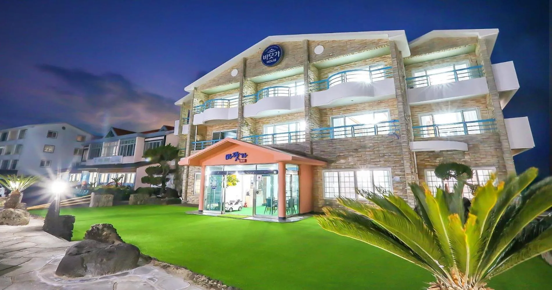 Property building in Jeju Kidsgajok badatgahauseu