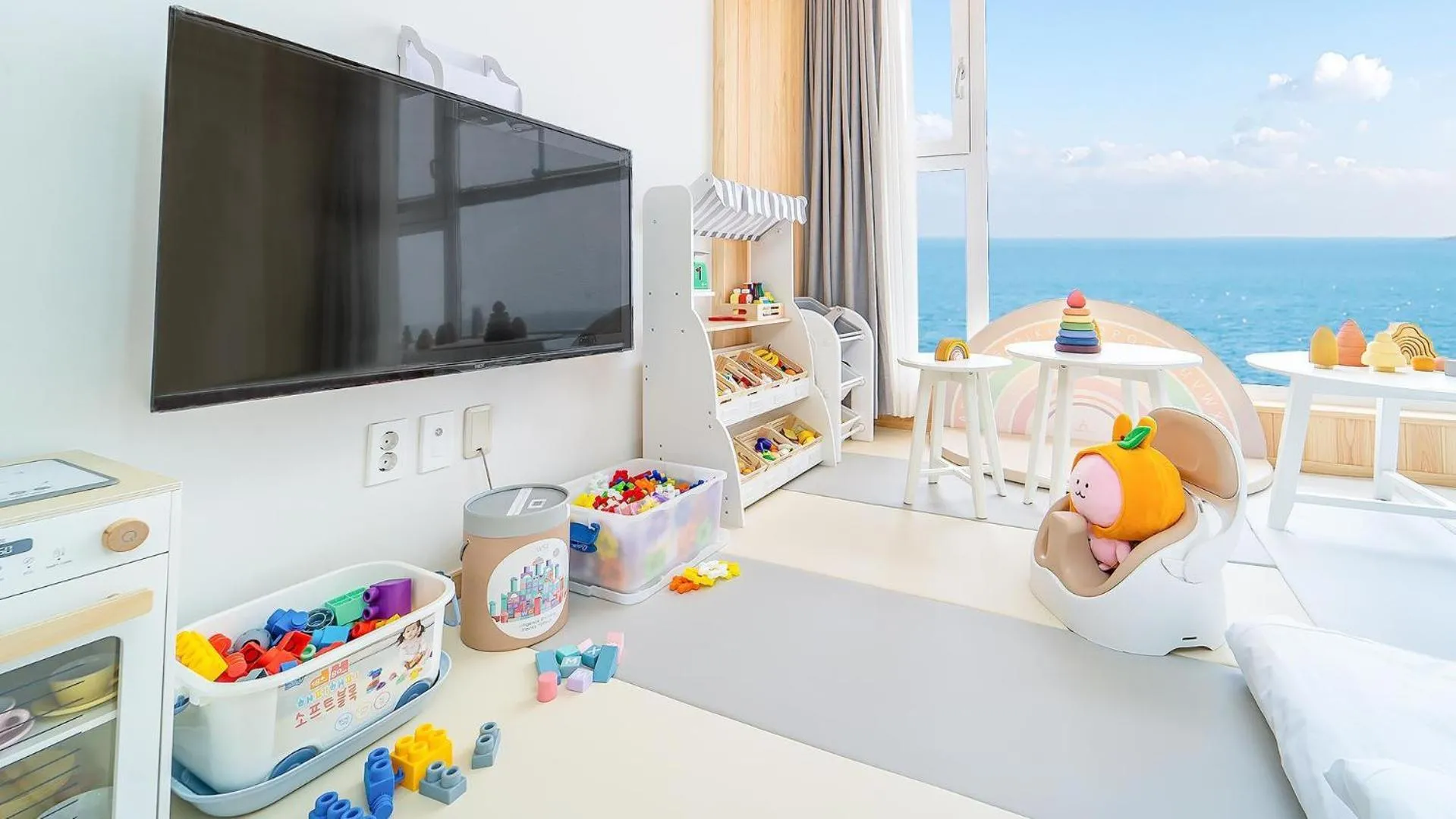 Property building in Jeju Kidsgajok badatgahauseu