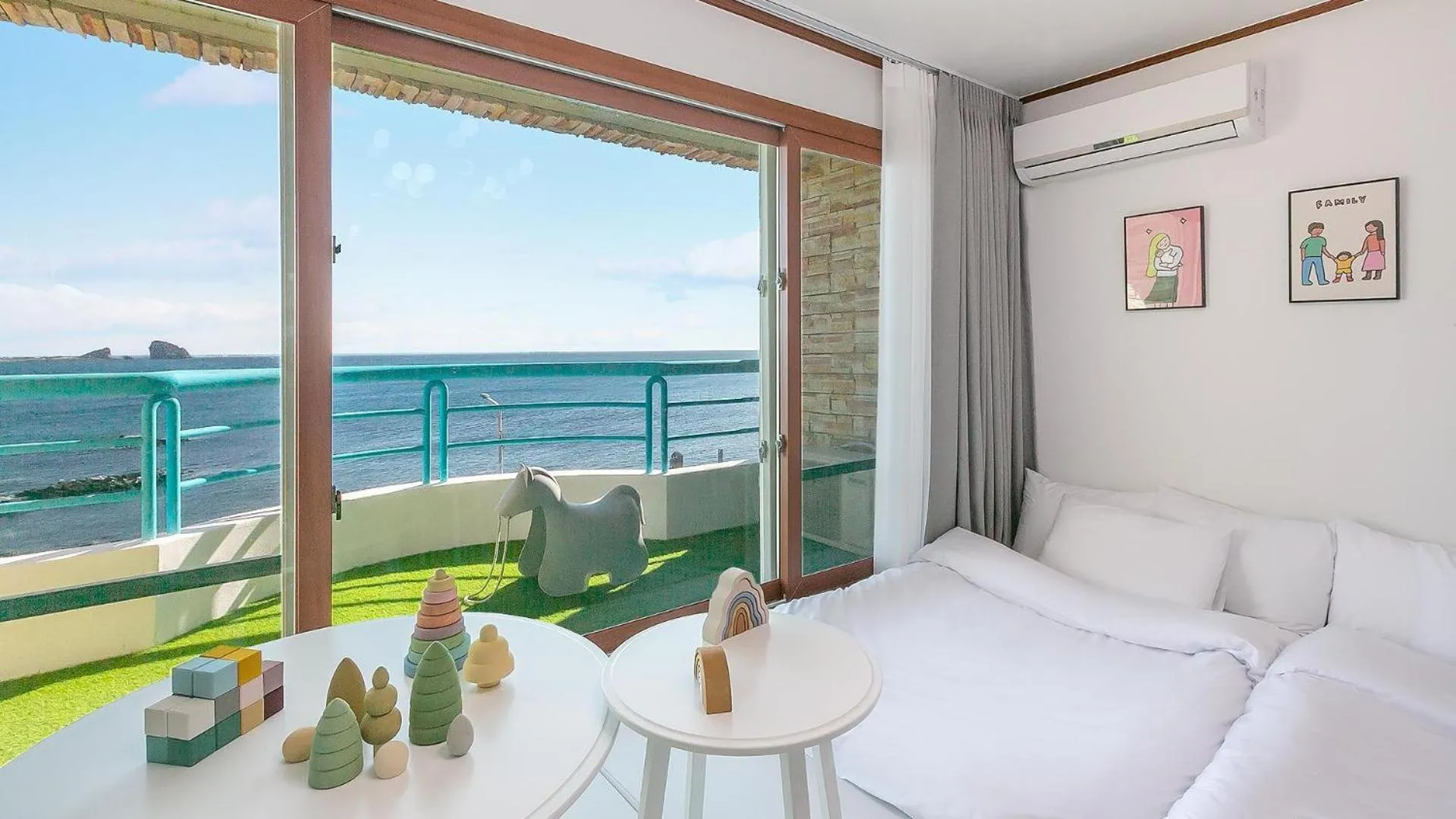 Property building in Jeju Kidsgajok badatgahauseu