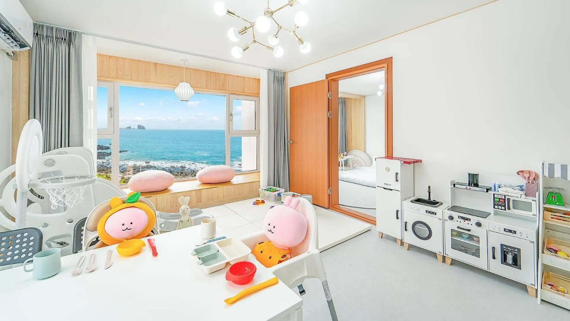 Property building in Jeju Kidsgajok badatgahauseu