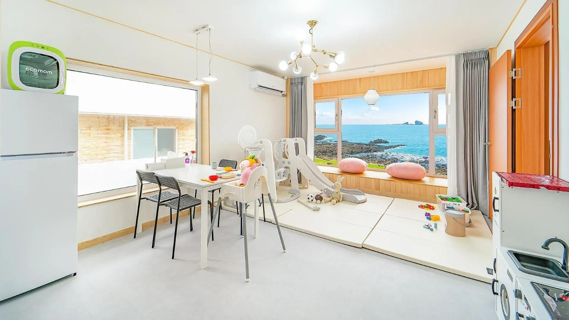 Property building in Jeju Kidsgajok badatgahauseu