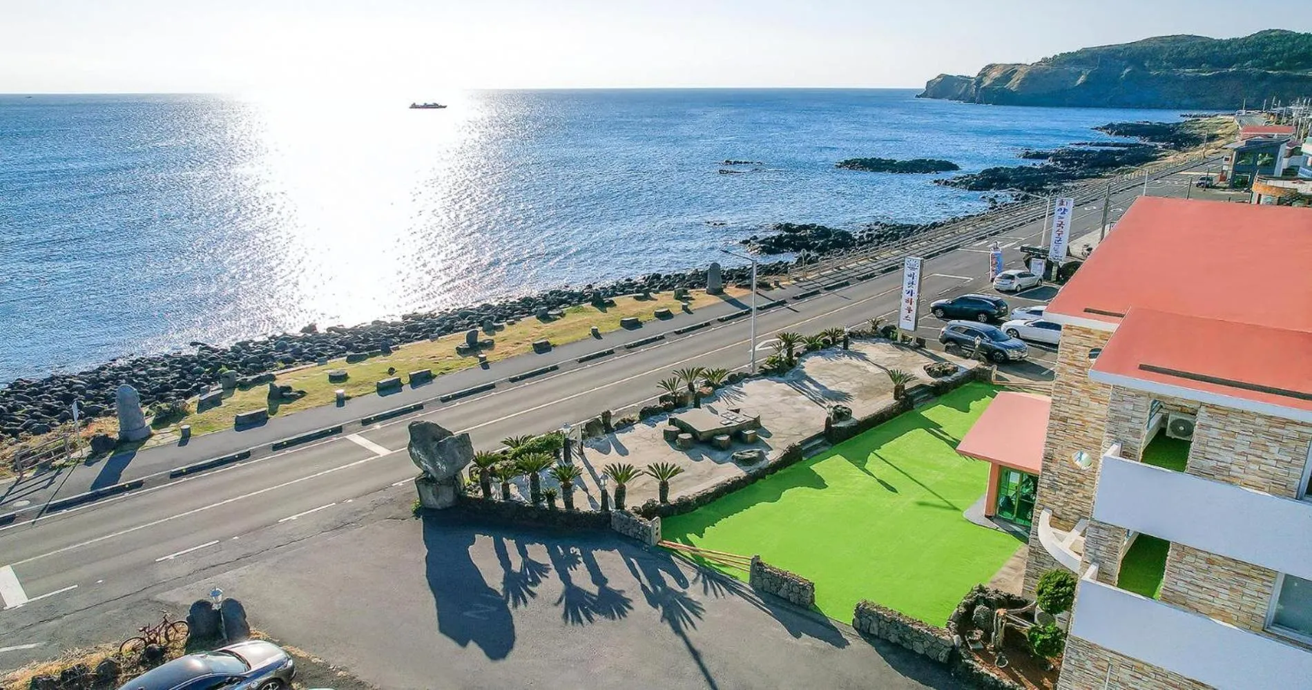 Property building in Jeju Kidsgajok badatgahauseu