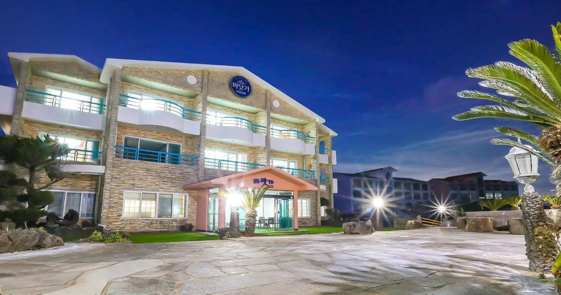 Property building in Jeju Kidsgajok badatgahauseu
