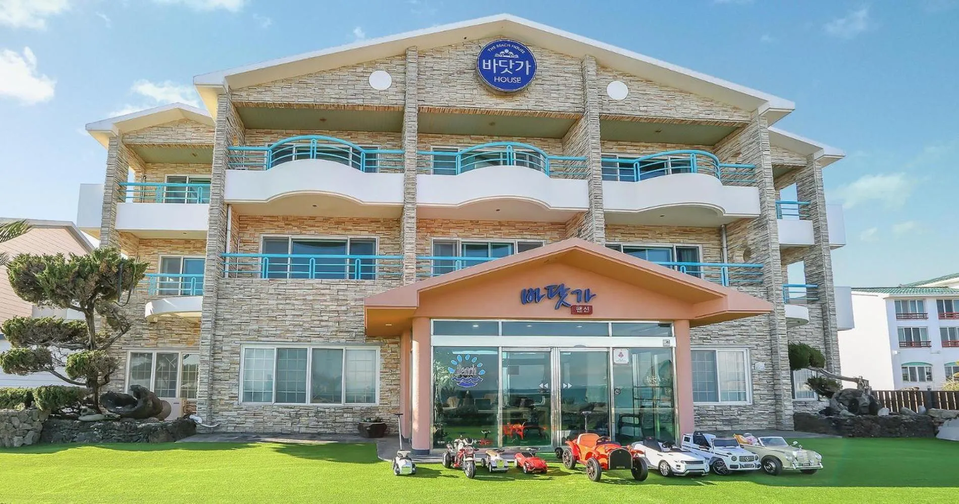 Property building in Jeju Kidsgajok badatgahauseu
