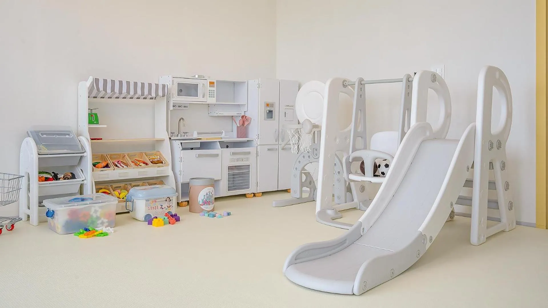 Photo of the whole room in Jeju Kidsgajok badatgahauseu