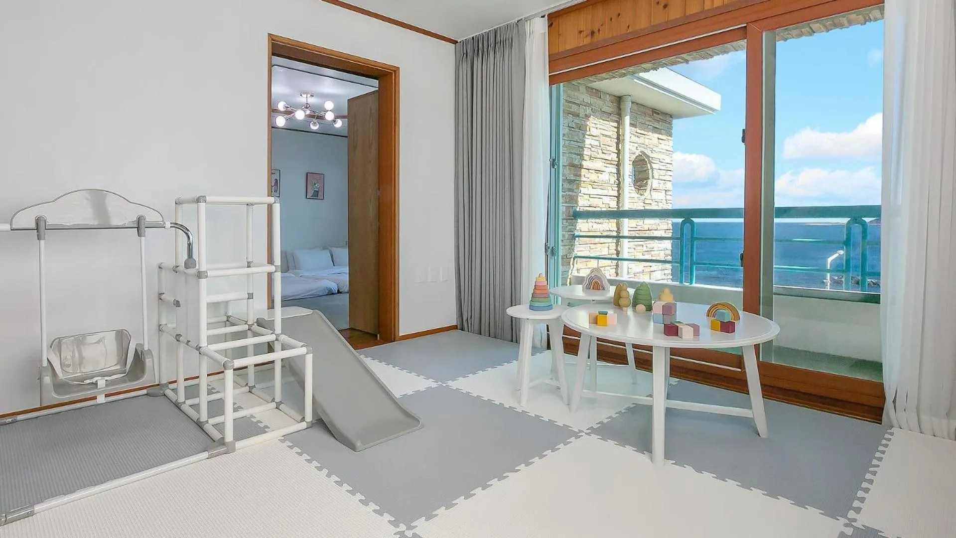 Property building in Jeju Kidsgajok badatgahauseu