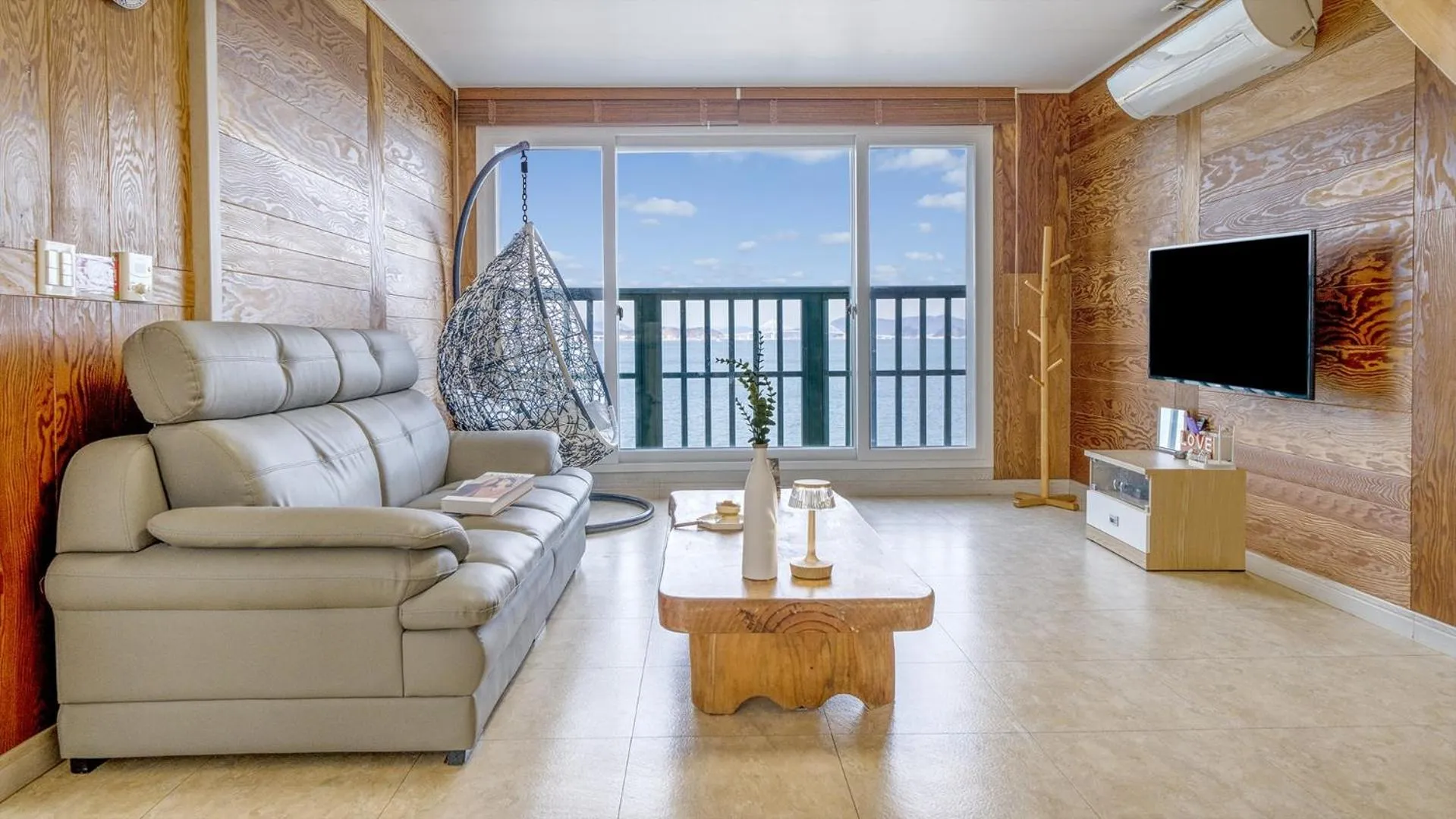 Property building in Geoje Beachwhite Pension