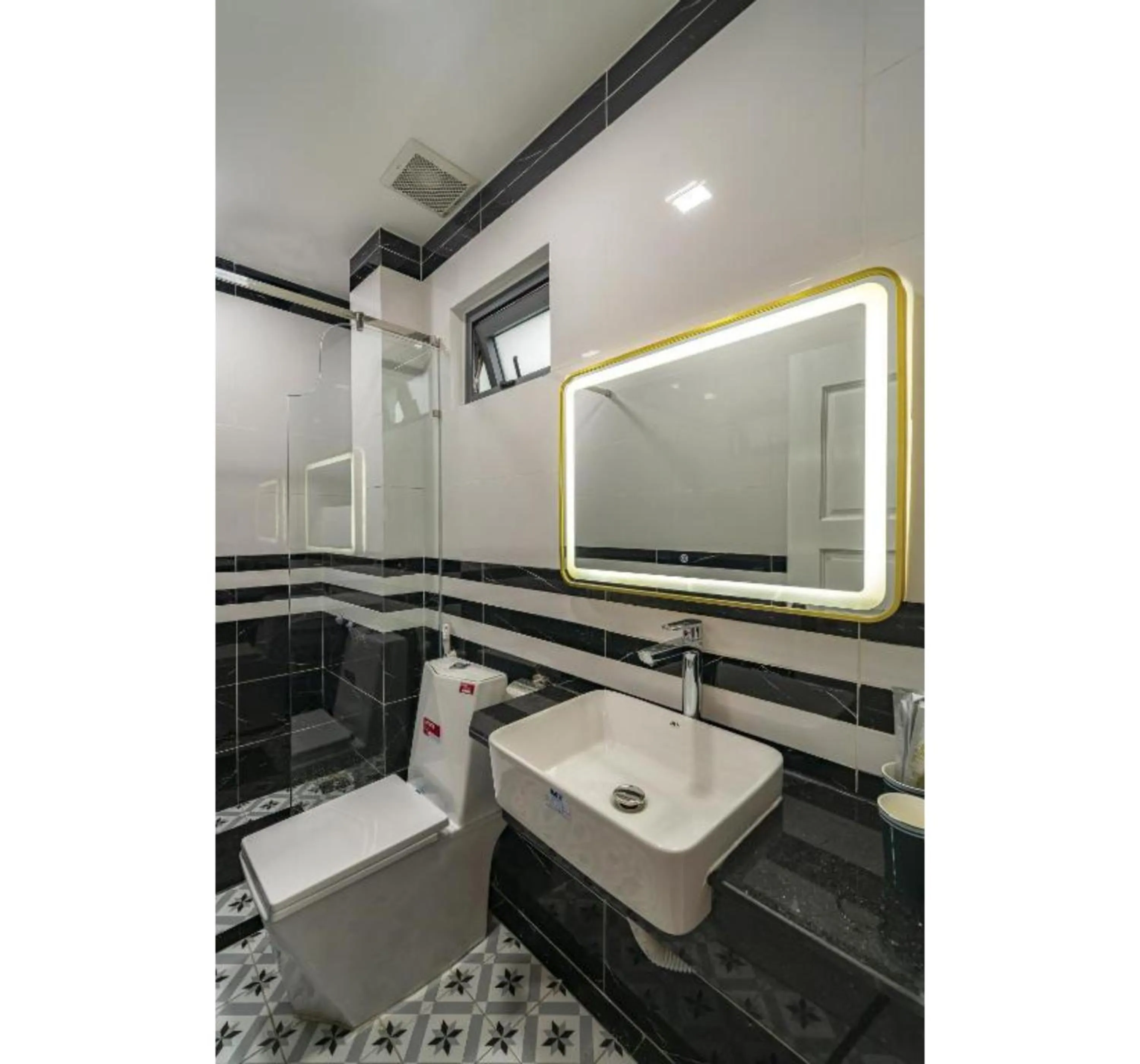 Bathroom in Dancentre Airport Stays - Vyvy Hotel