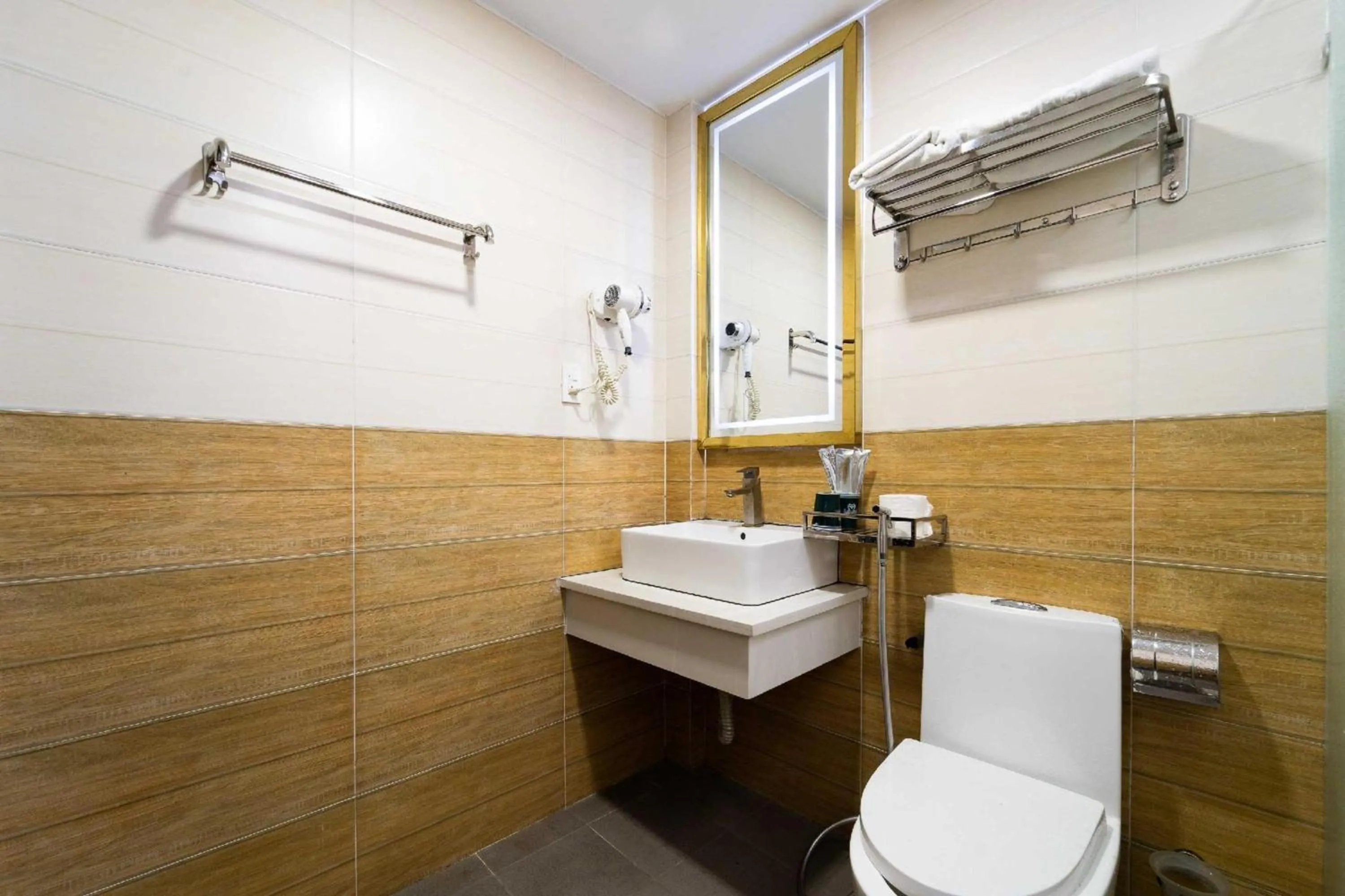 Bathroom in Dancentre Airport Stays - Vyvy Hotel