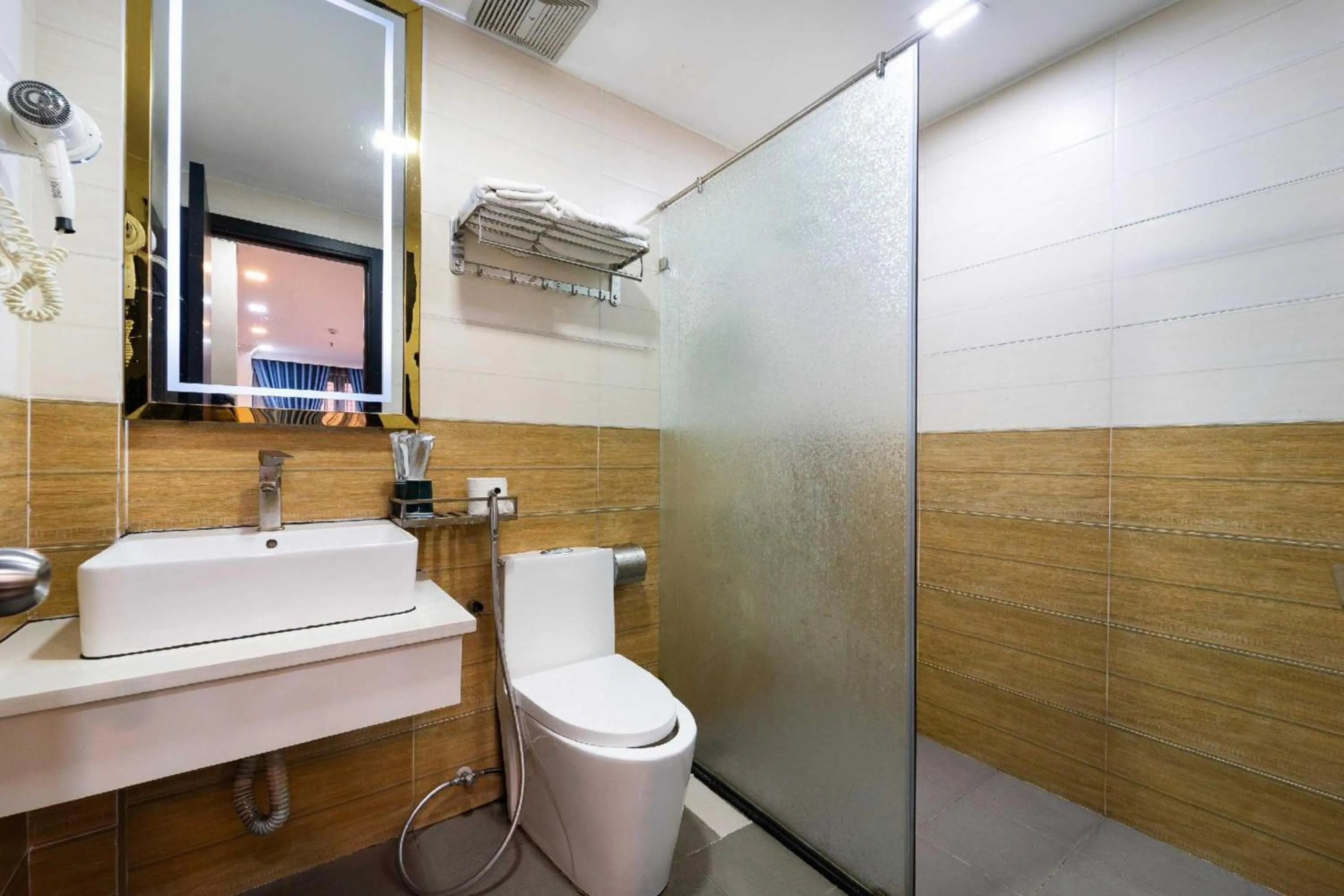 Bathroom in Dancentre Airport Stays - Vyvy Hotel