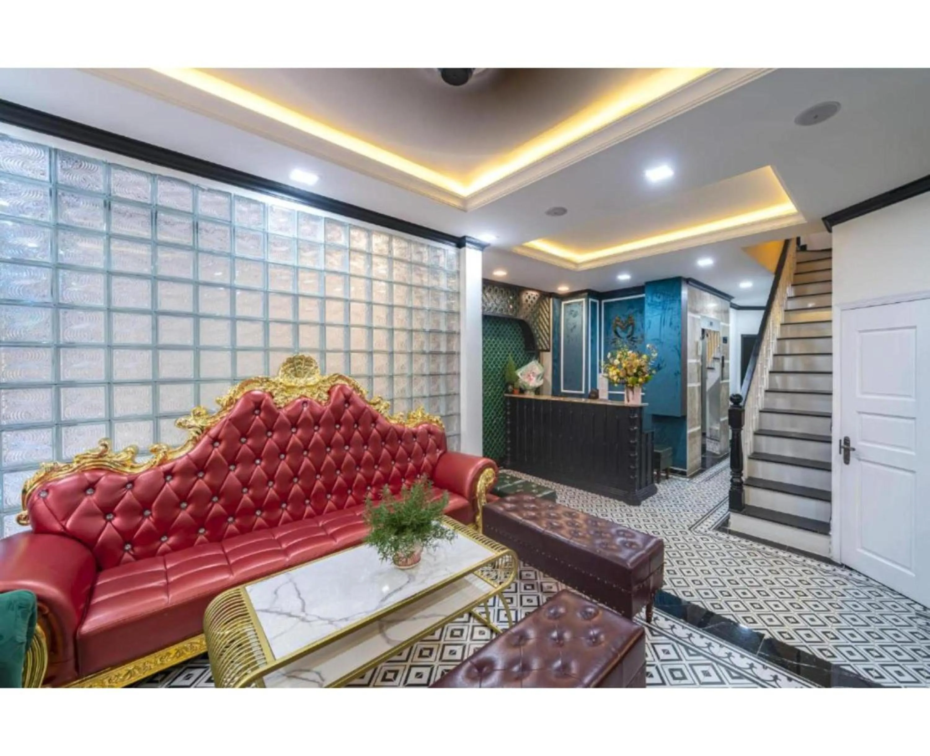 Lobby or reception in Dancentre Airport Stays - Vyvy Hotel