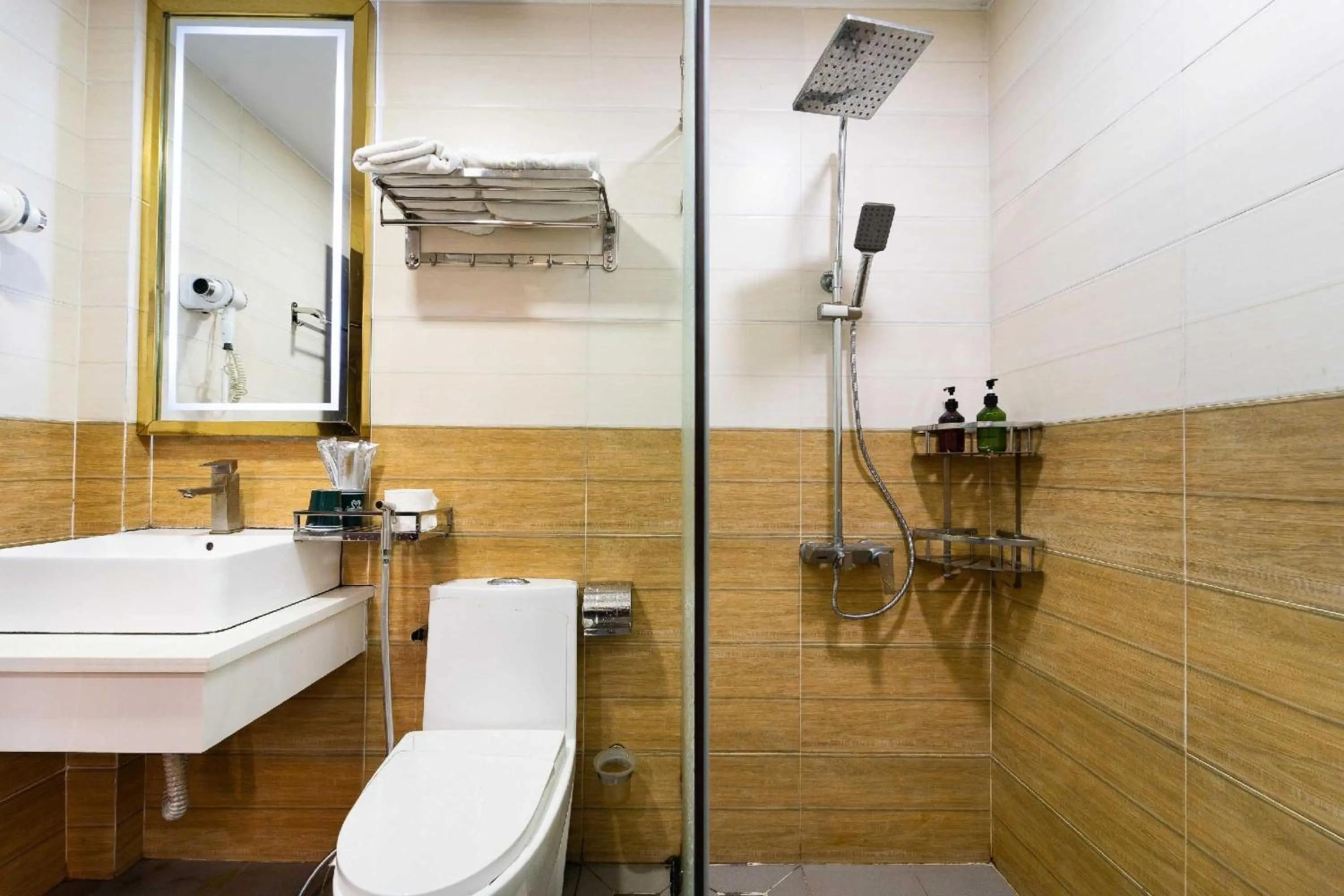 Bathroom in Dancentre Airport Stays - Vyvy Hotel