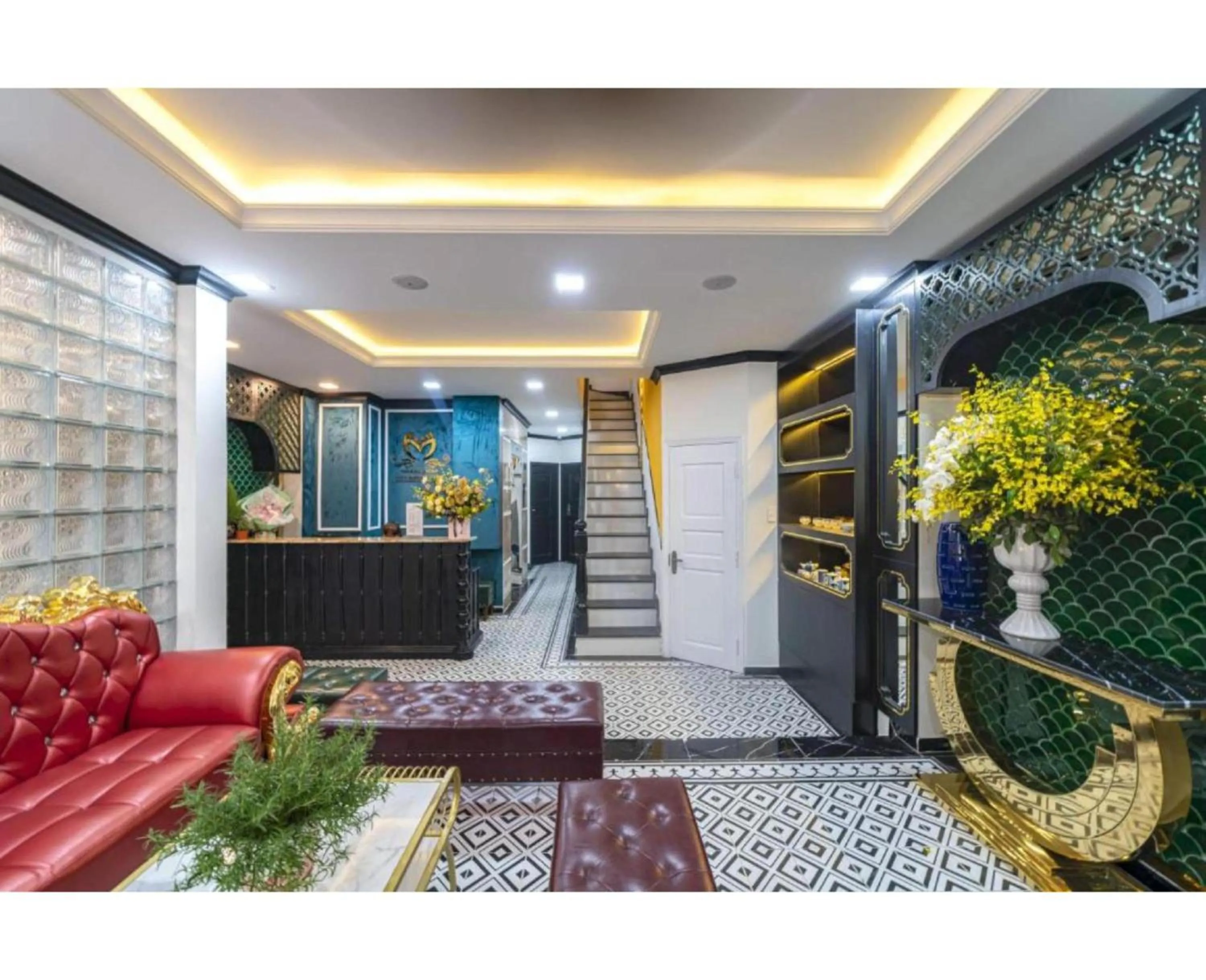 Lobby or reception in Dancentre Airport Stays - Vyvy Hotel
