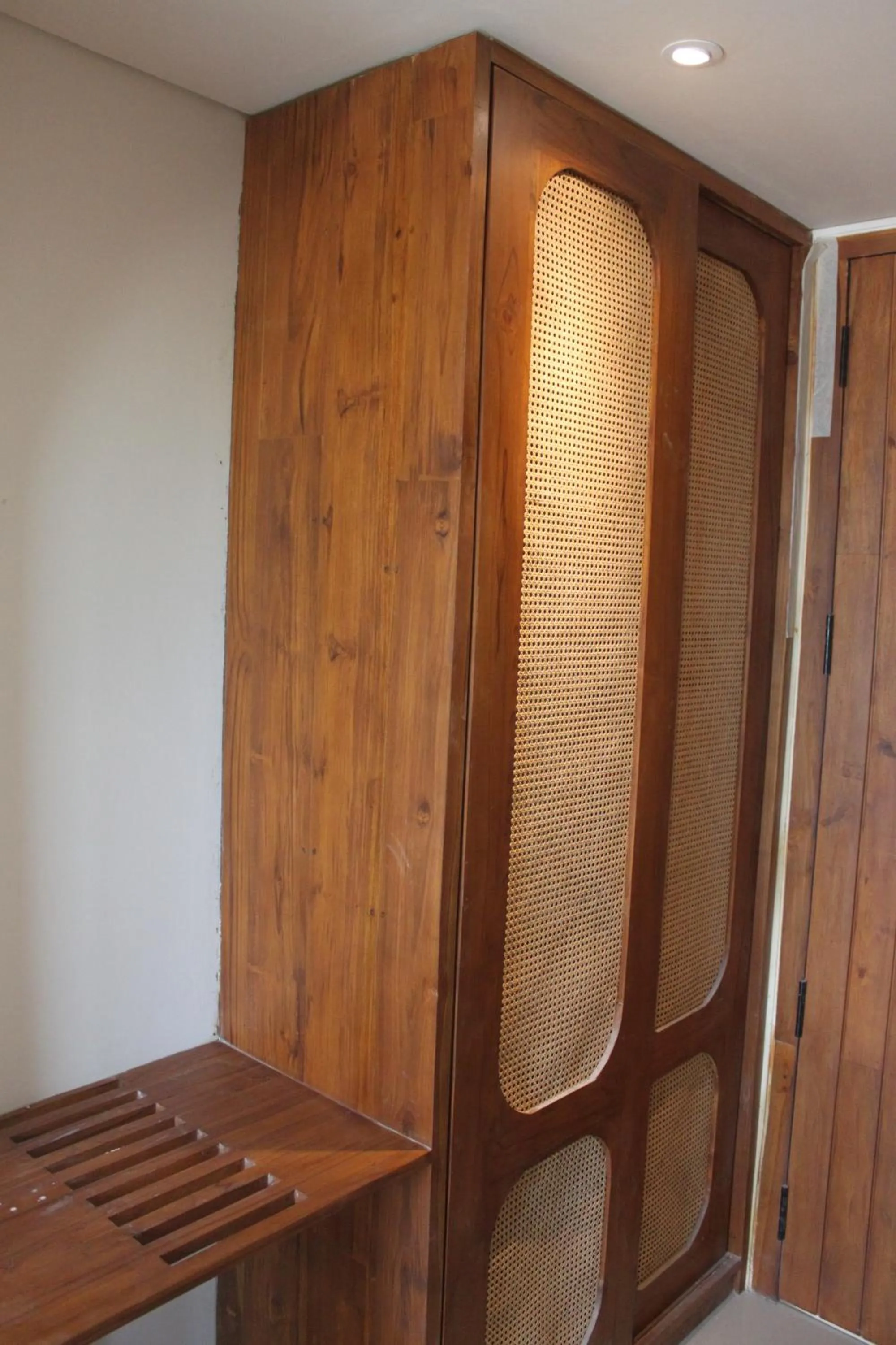 wardrobe in Oh!Julia Hotel Komodo