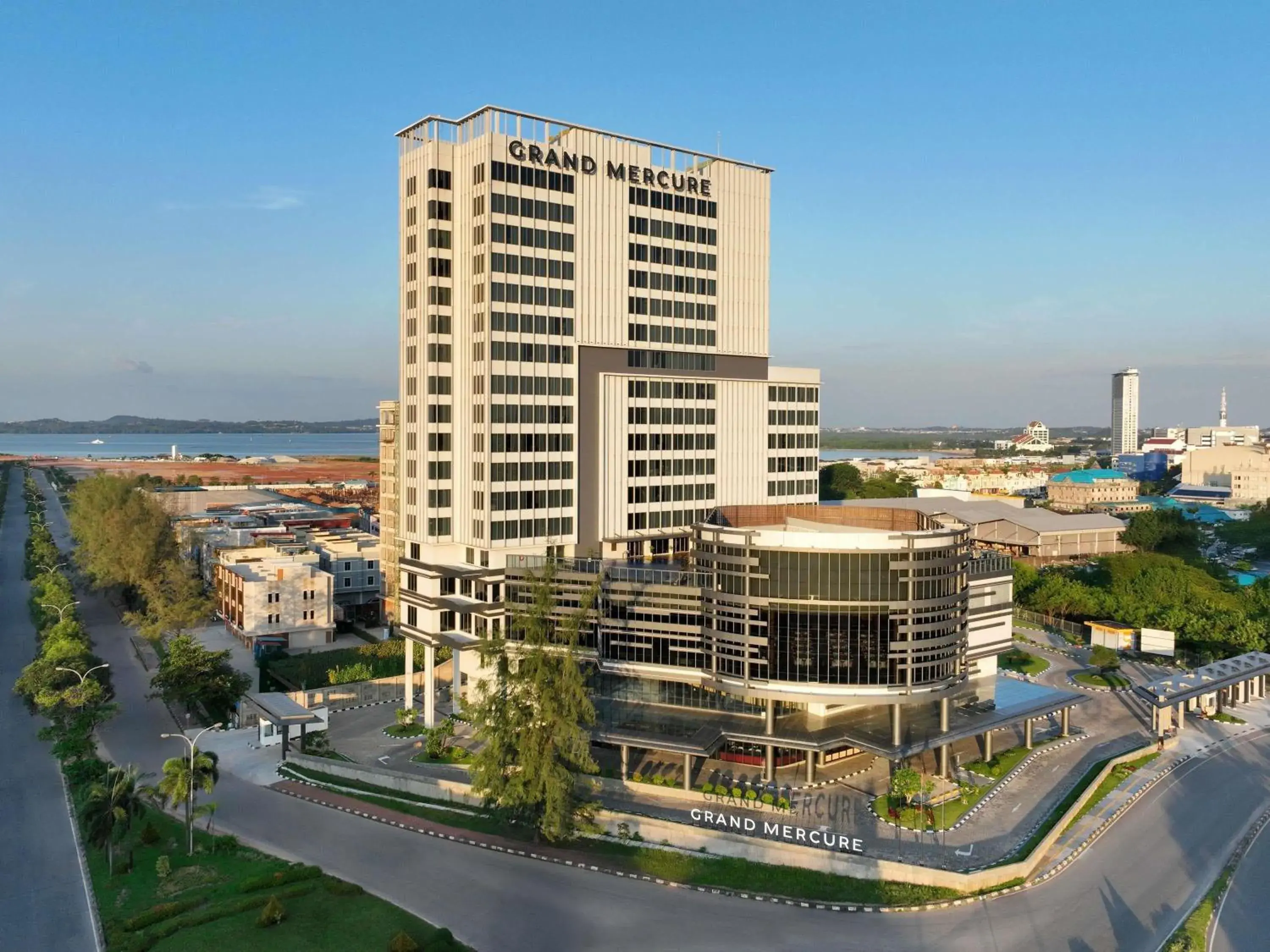 Pool view in Grand Mercure Batam Centre Pool view in Grand Mercure Batam Centre