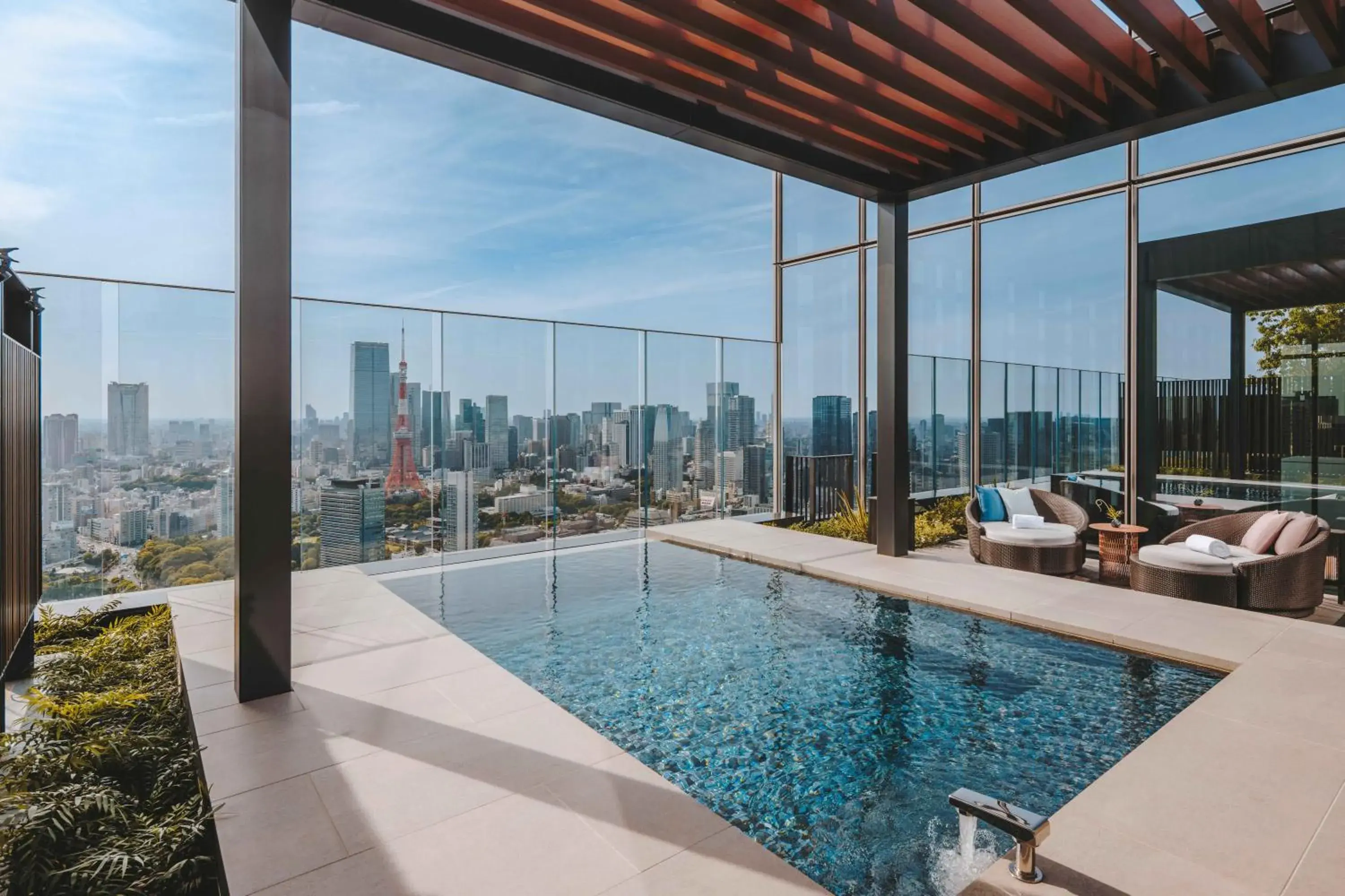 Swimming pool in Fairmont Tokyo Swimming pool in Fairmont Tokyo