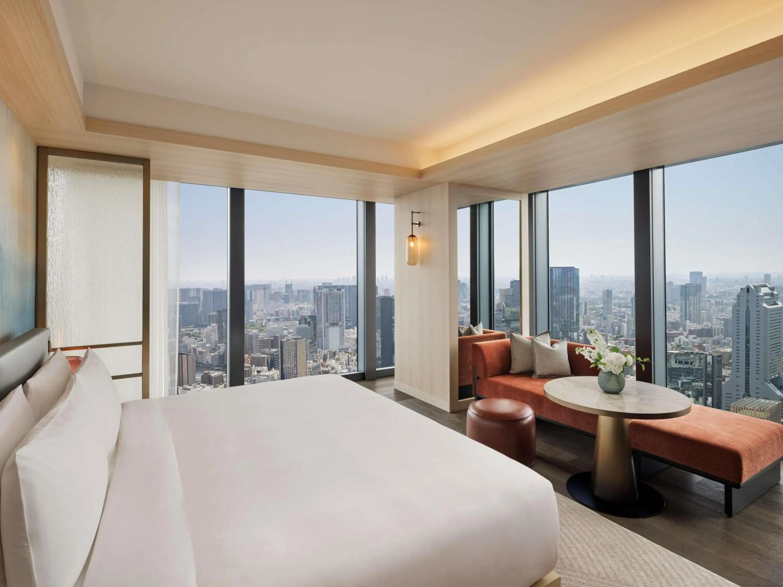 Property building, Bed in Fairmont Tokyo