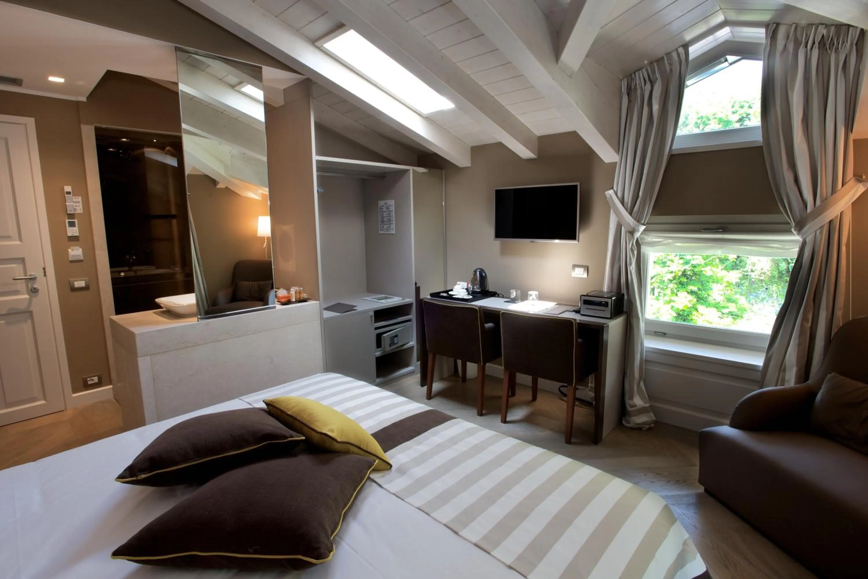 Photo of the whole room, Bed in Fuori Porta House