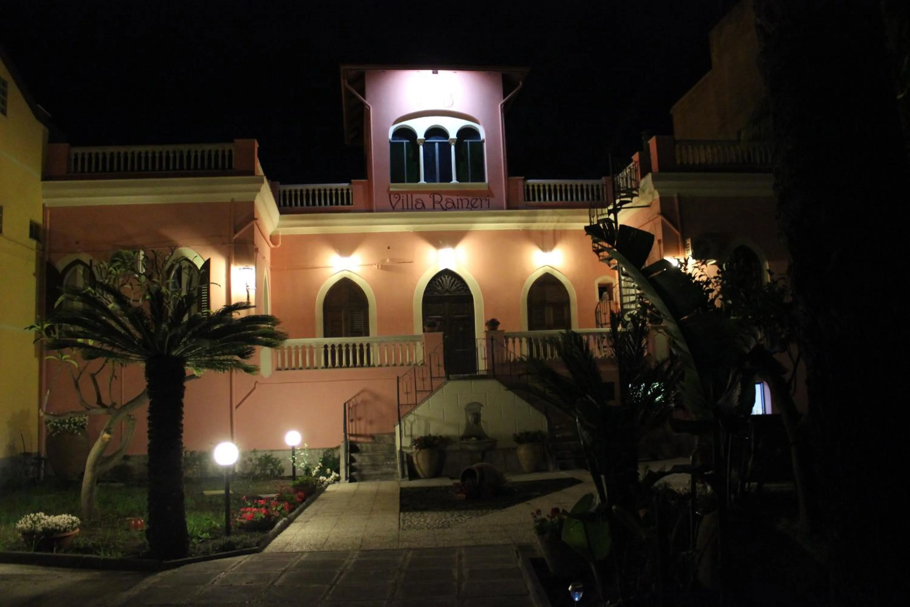 Facade/entrance in B&B Villa Raineri