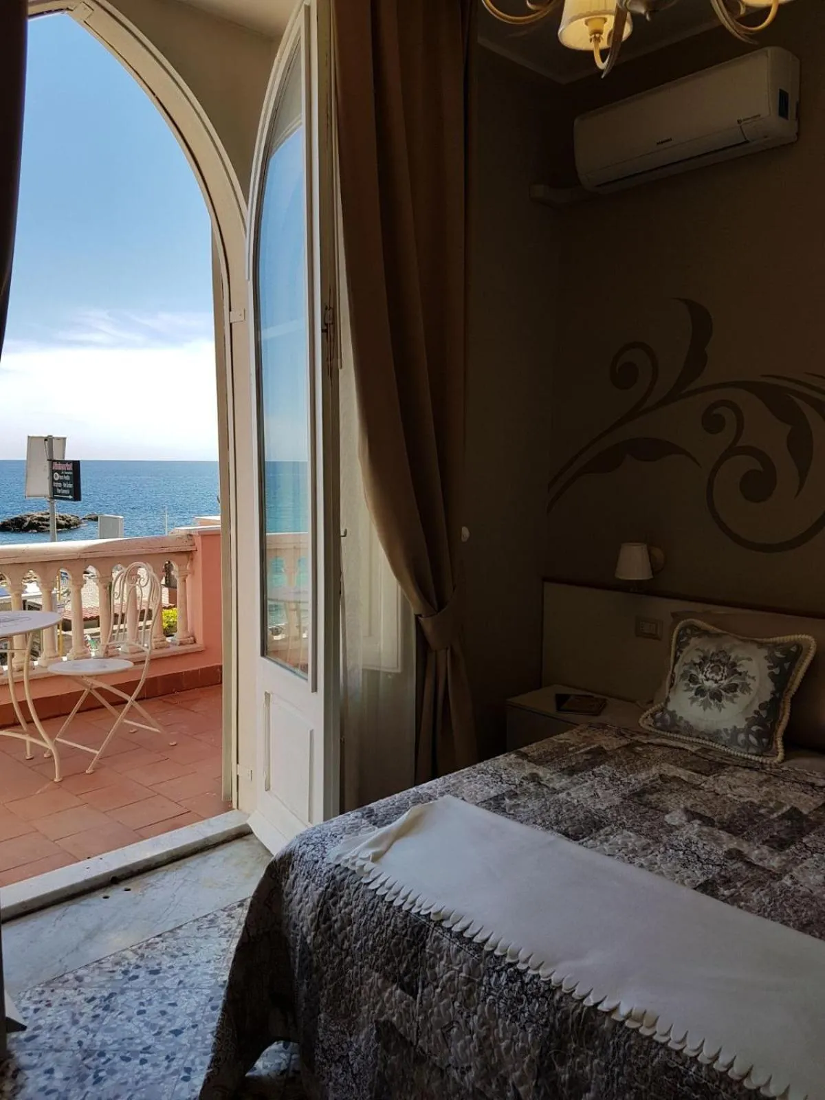 Sea view, Bed in B&B Villa Raineri