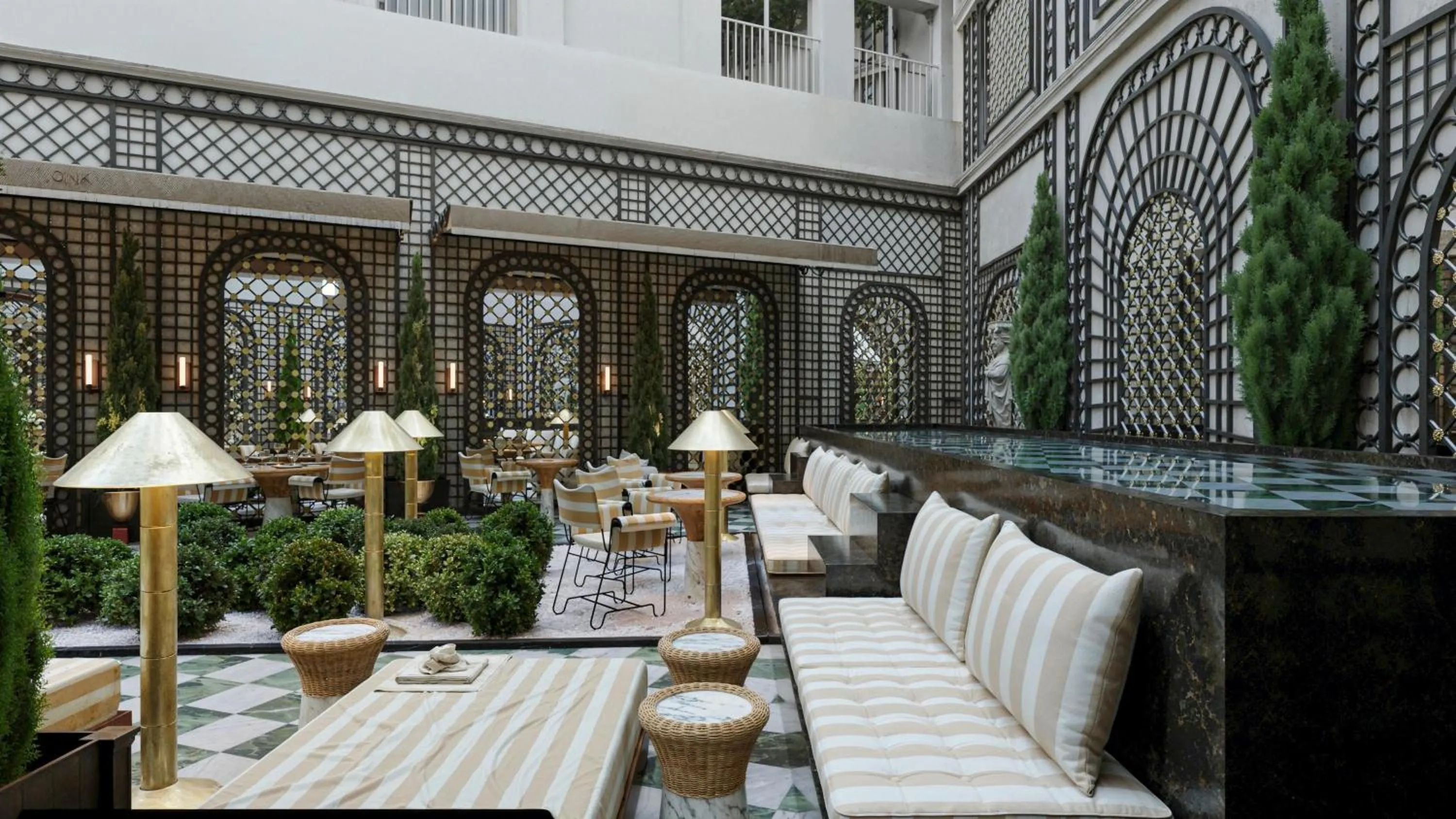 Restaurant/places to eat in Hotel SAX Paris, LXR Hotels & Resorts