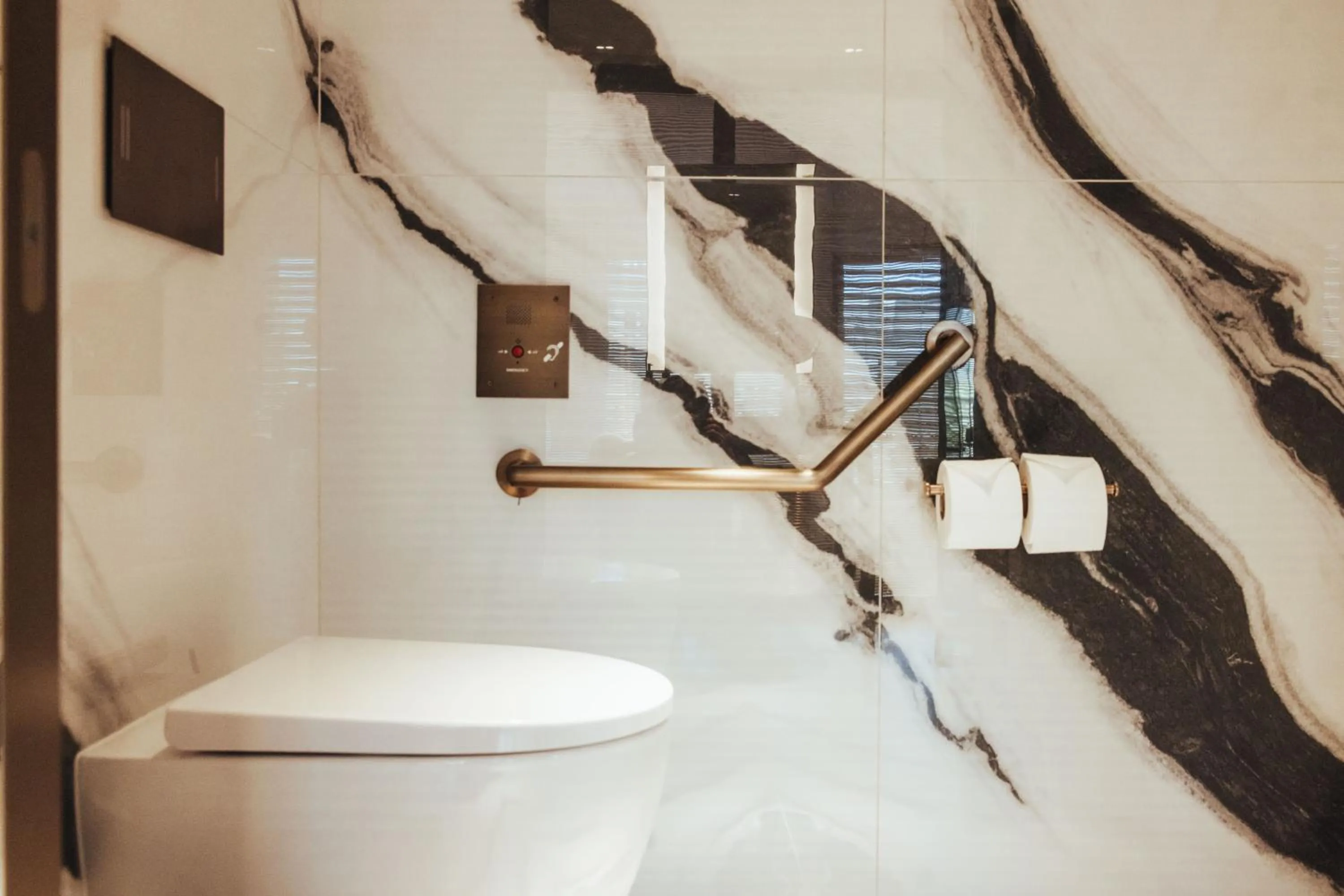 Bathroom in Hotel SAX Paris, LXR Hotels & Resorts