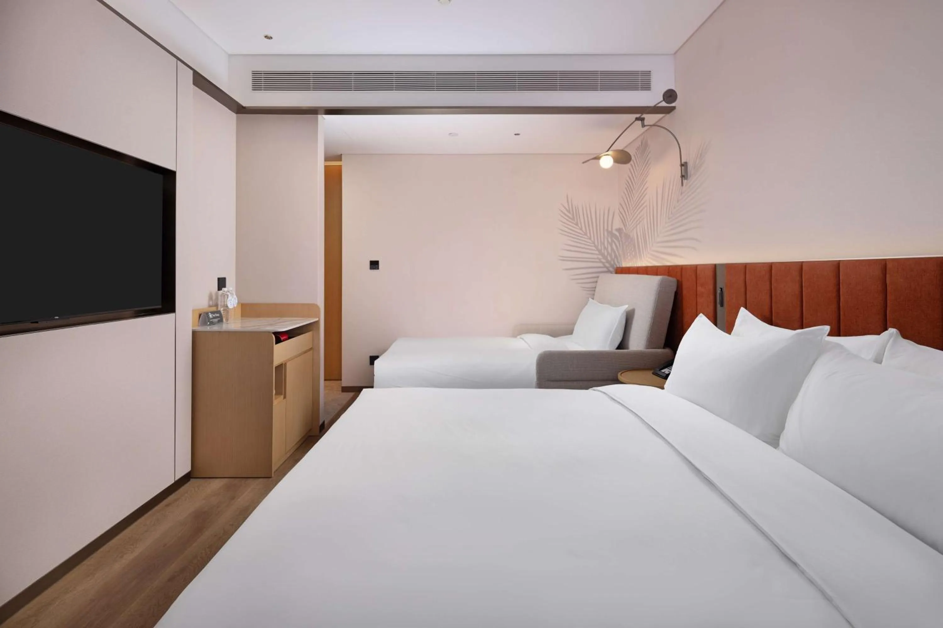 Living room, Bed in Hilton Garden Inn Harbin Haxi