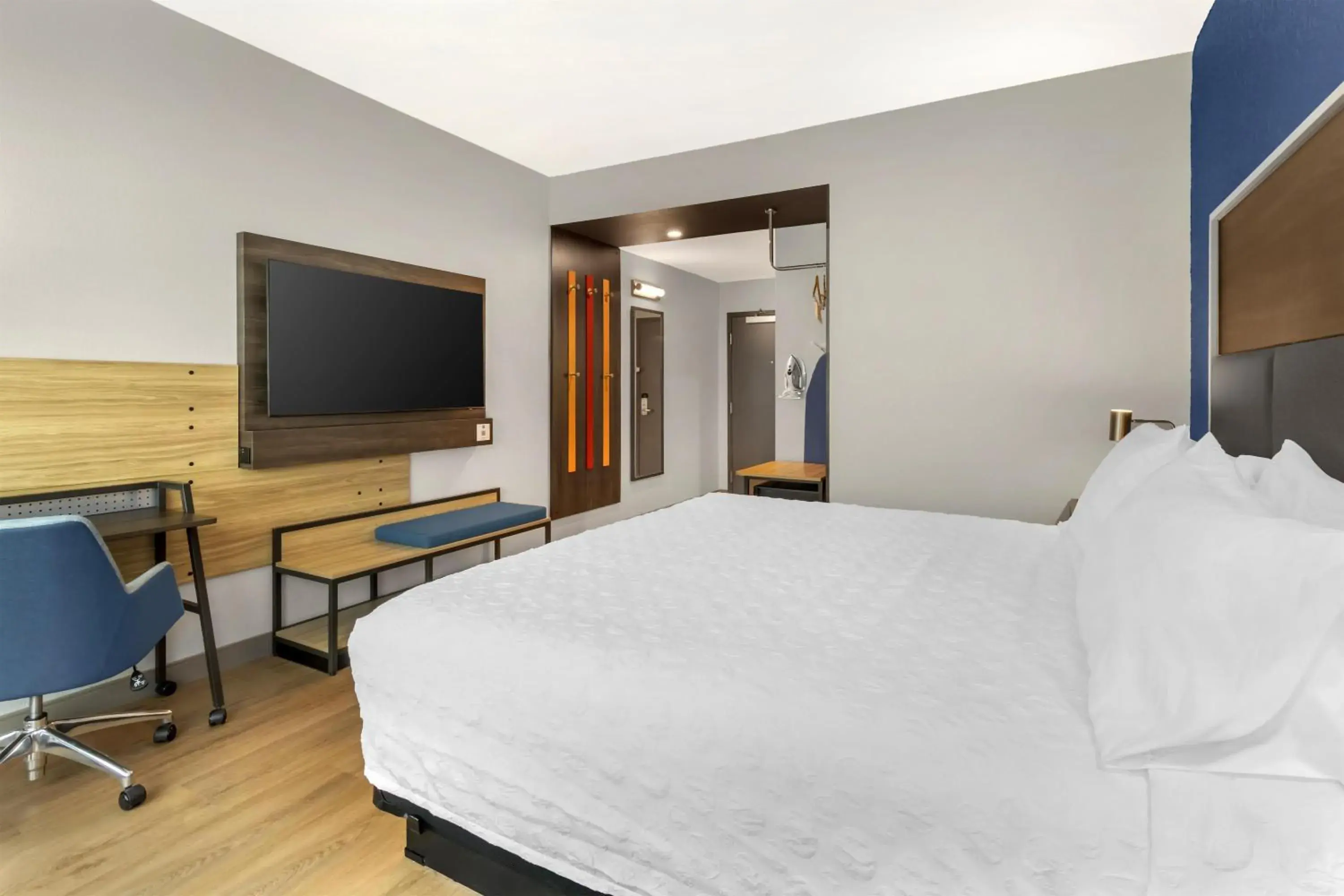 King Room with Walk-In Shower in Tru By Hilton Goodlettsville Nashville King Room with Walk-In Shower in Tru By Hilton Goodlettsville Nashville