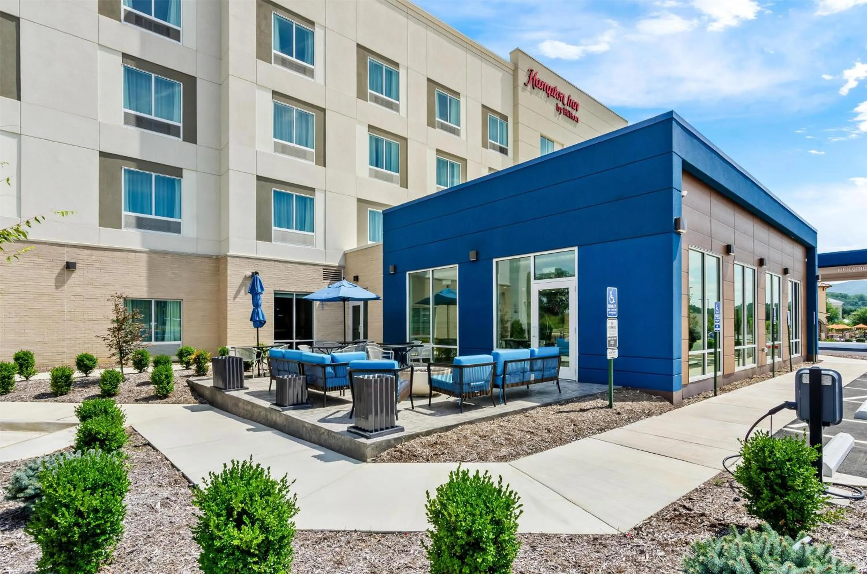 Property building in Hampton Inn Daleville