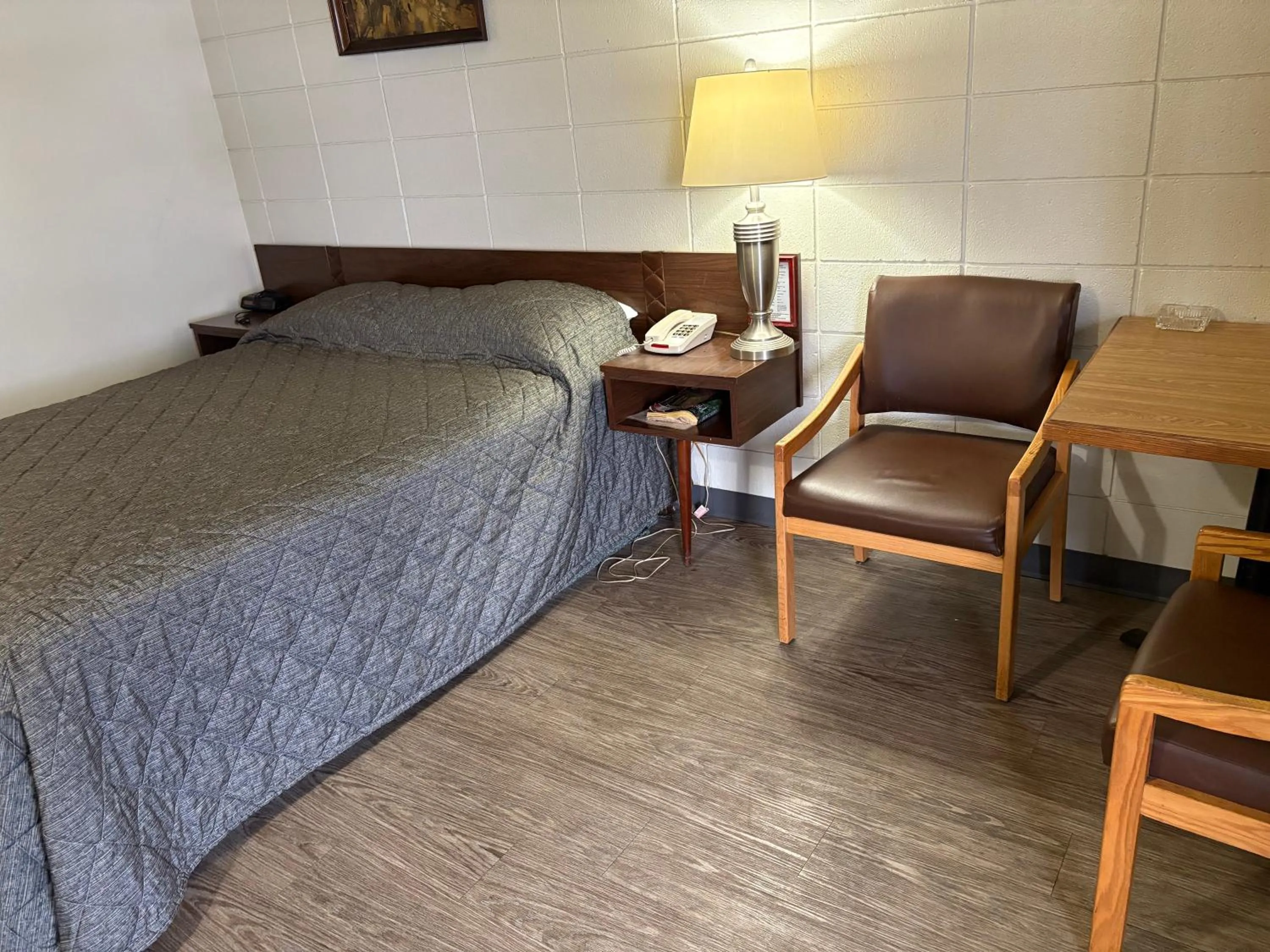 Bed in Camelot Court Motel