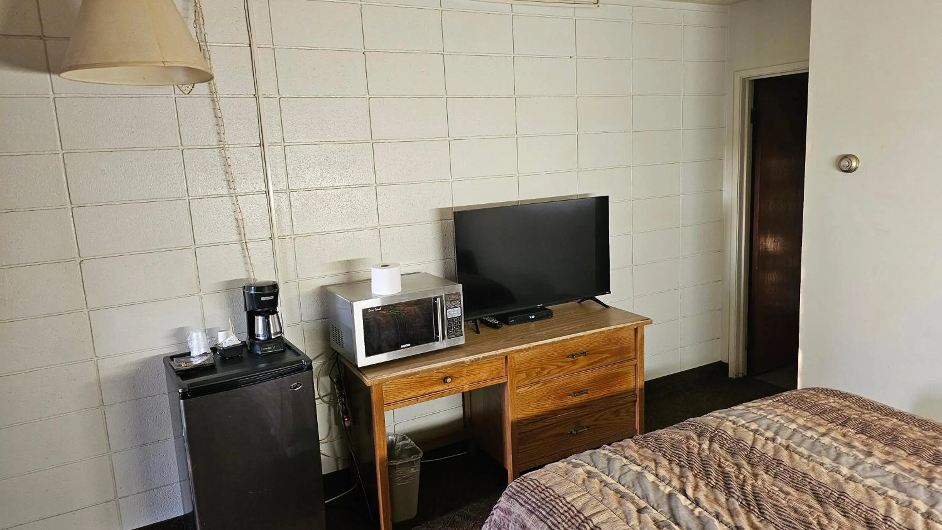 TV and multimedia, Bed in Camelot Court Motel