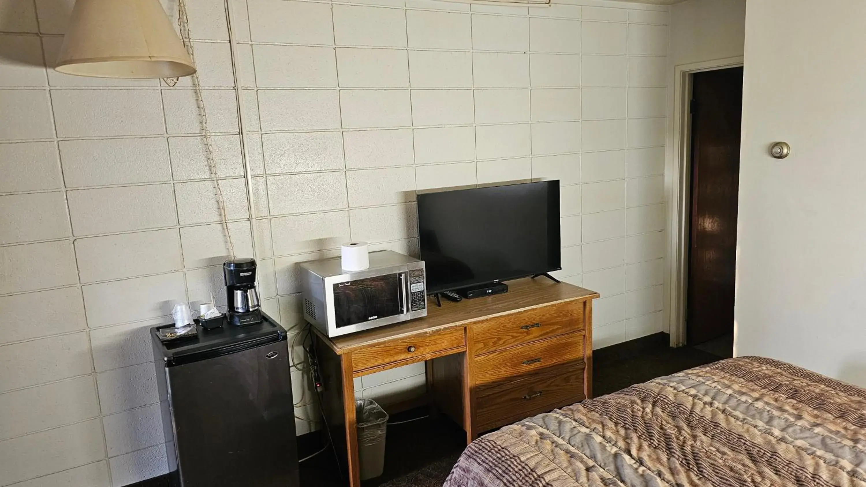 Queen Room in Camelot Court Motel Queen Room in Camelot Court Motel