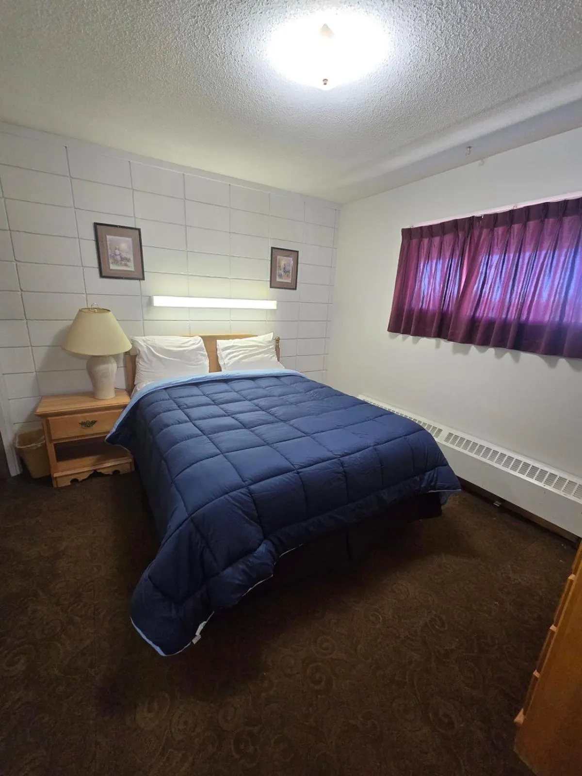 Bedroom, Bed in Camelot Court Motel