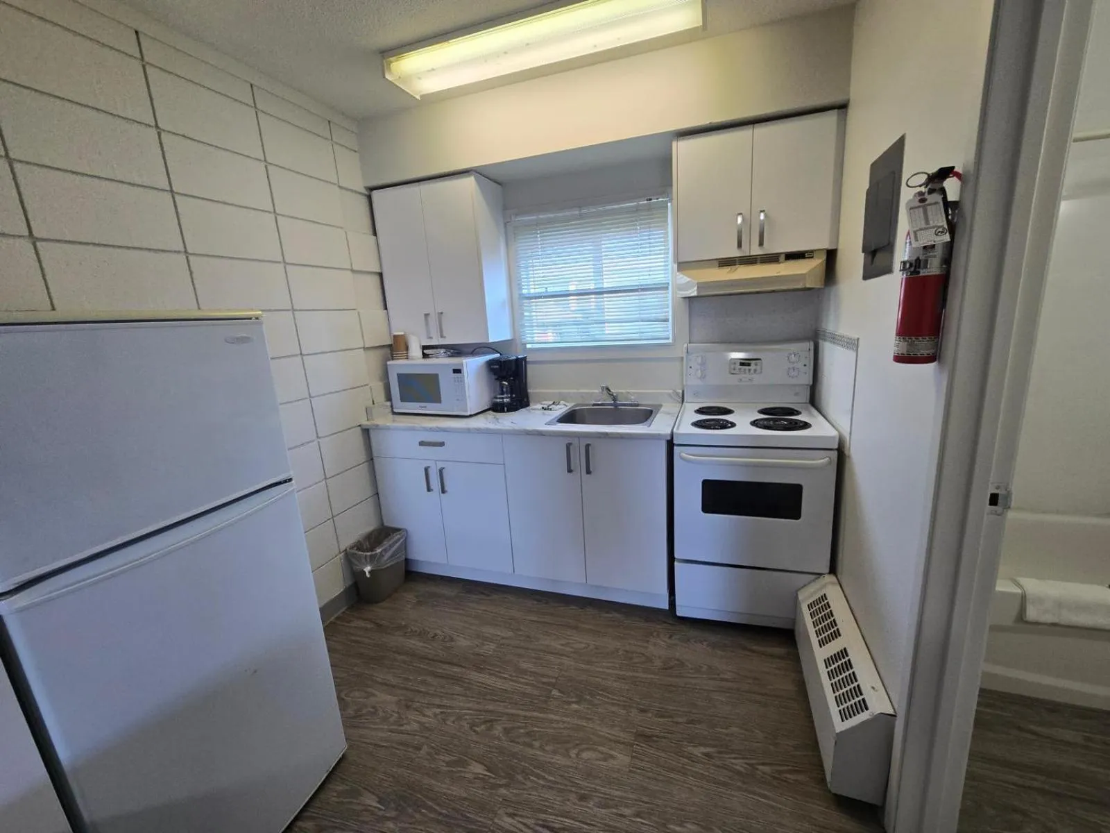 Kitchen or kitchenette in Camelot Court Motel